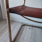 Chaises fauteuils B34 cuir cognac et dorure