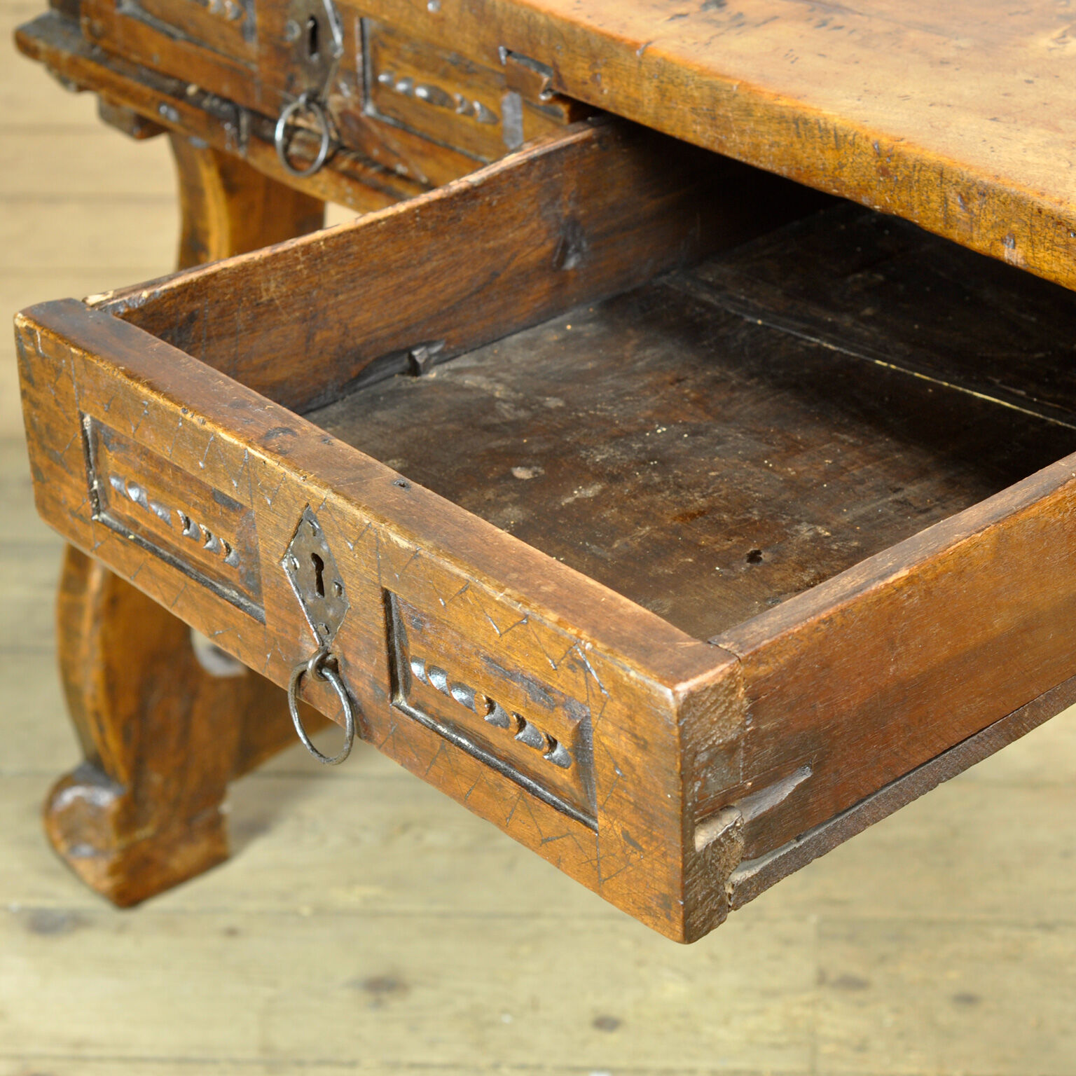 17th-century Spanish walnut table