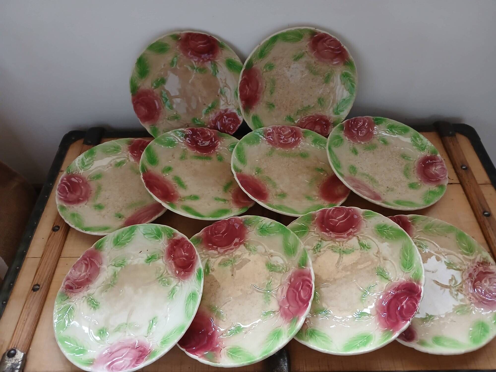 10 assiettes très anciennes en barbotine 