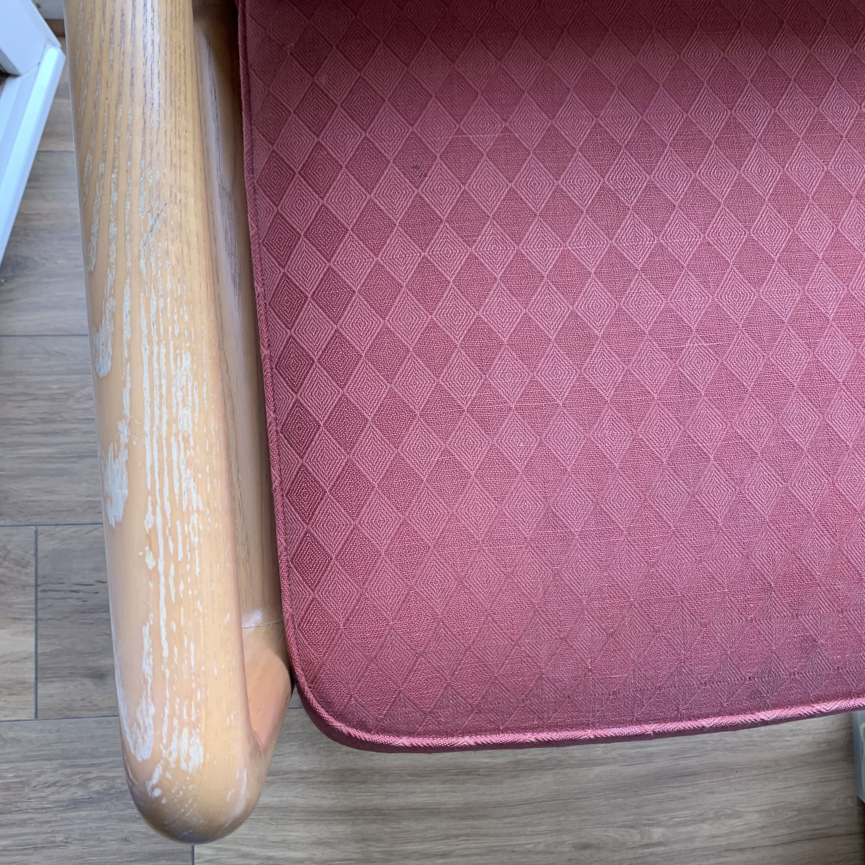 Powder pink armchair - light wood