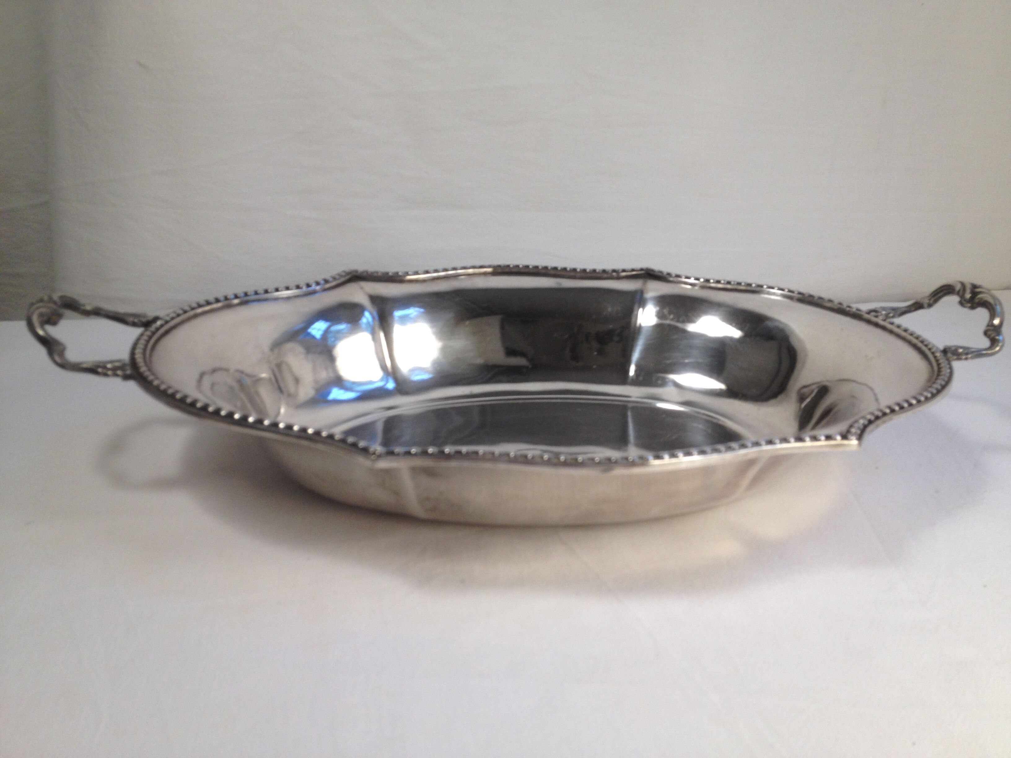 Serving dish in silver metal
