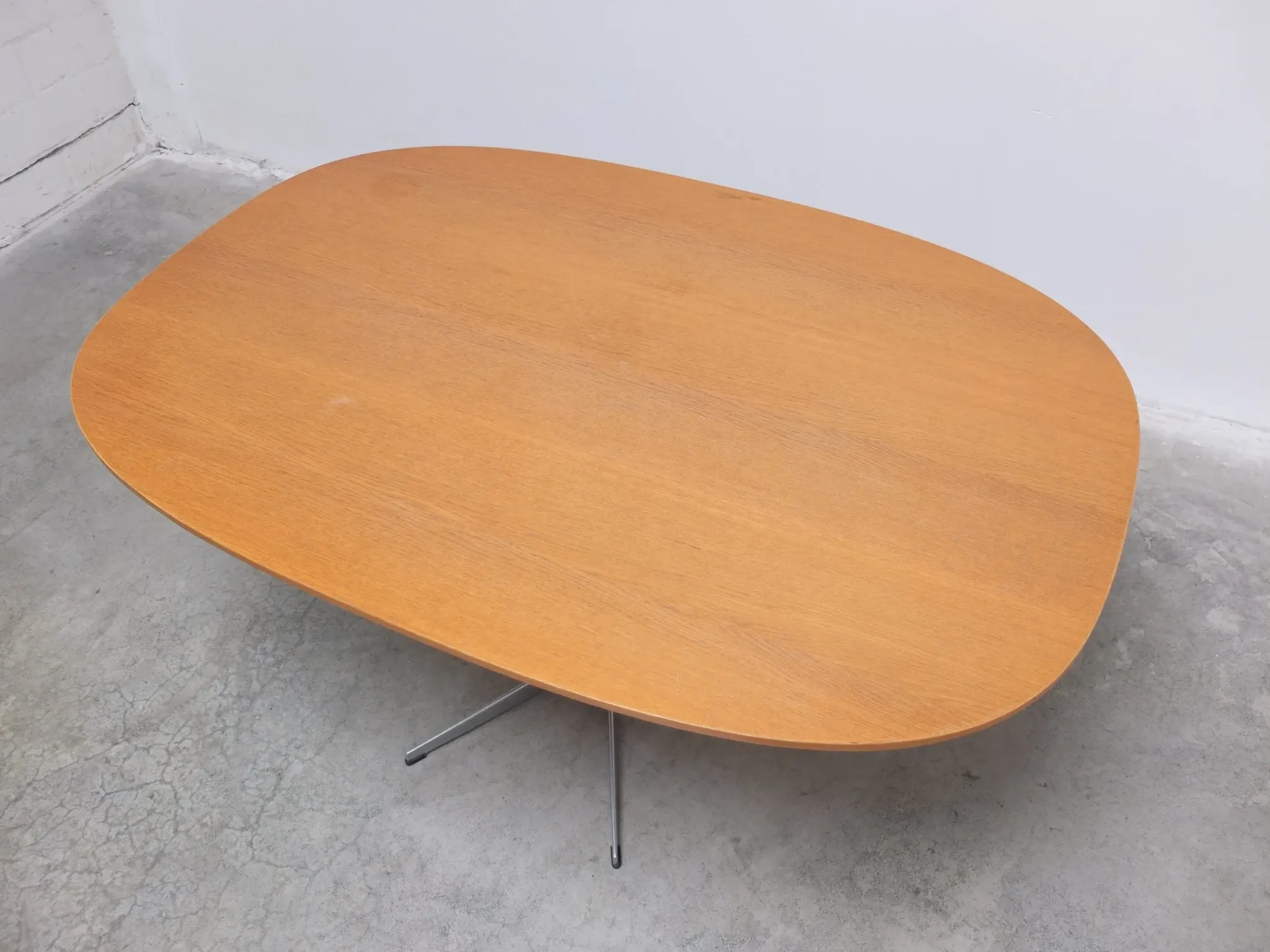 'Superellipse' pedestal table in oak by Arne Jacobsen for Fritz Hansen, 1981