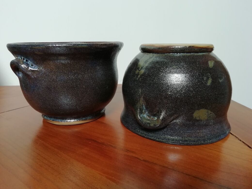 Set of 2 ceramic pots
