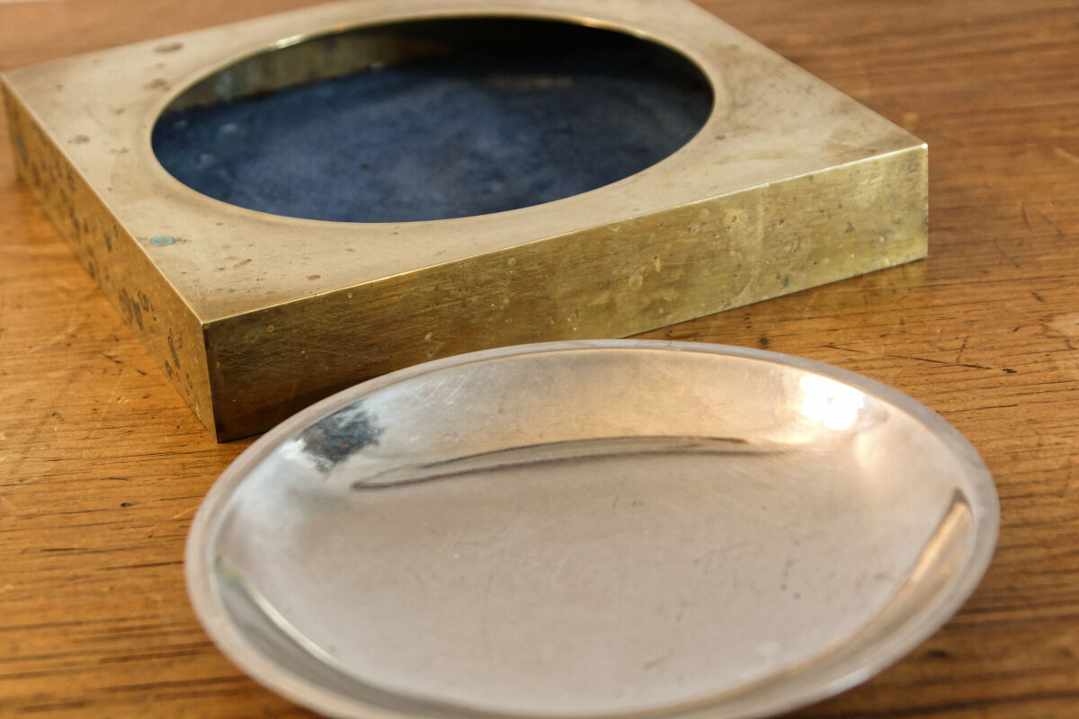 Picks up brass counter money