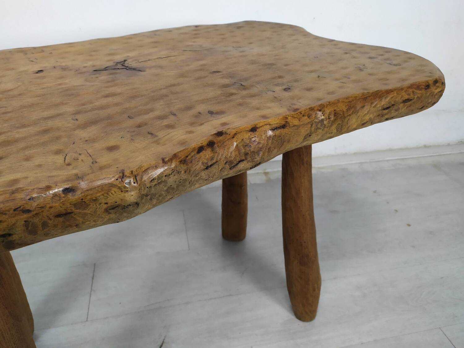 Table basse bois brutaliste