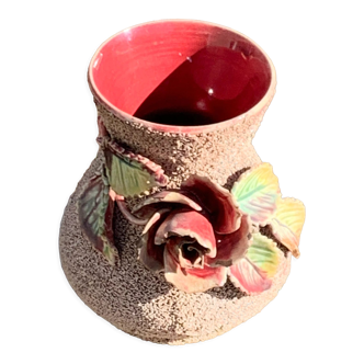 Vase de collection en céramique émaillée majolique, roses et feuillage barbotine