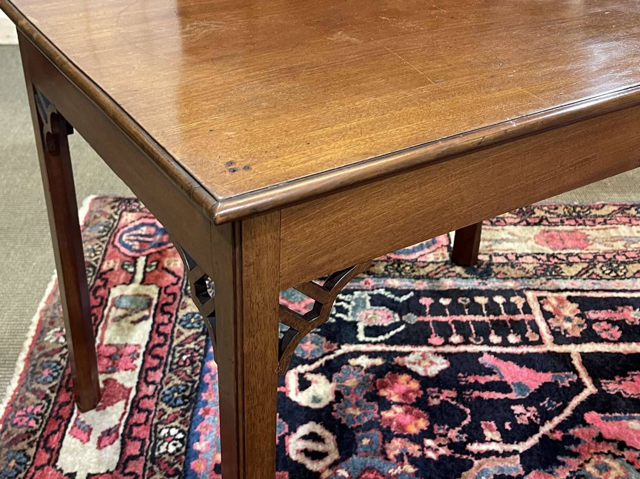 Table basse anglaise en acajou des années 1930