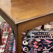 Table basse anglaise en acajou des années 1930