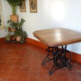 Table en bois naturel et piètement fonte ancien