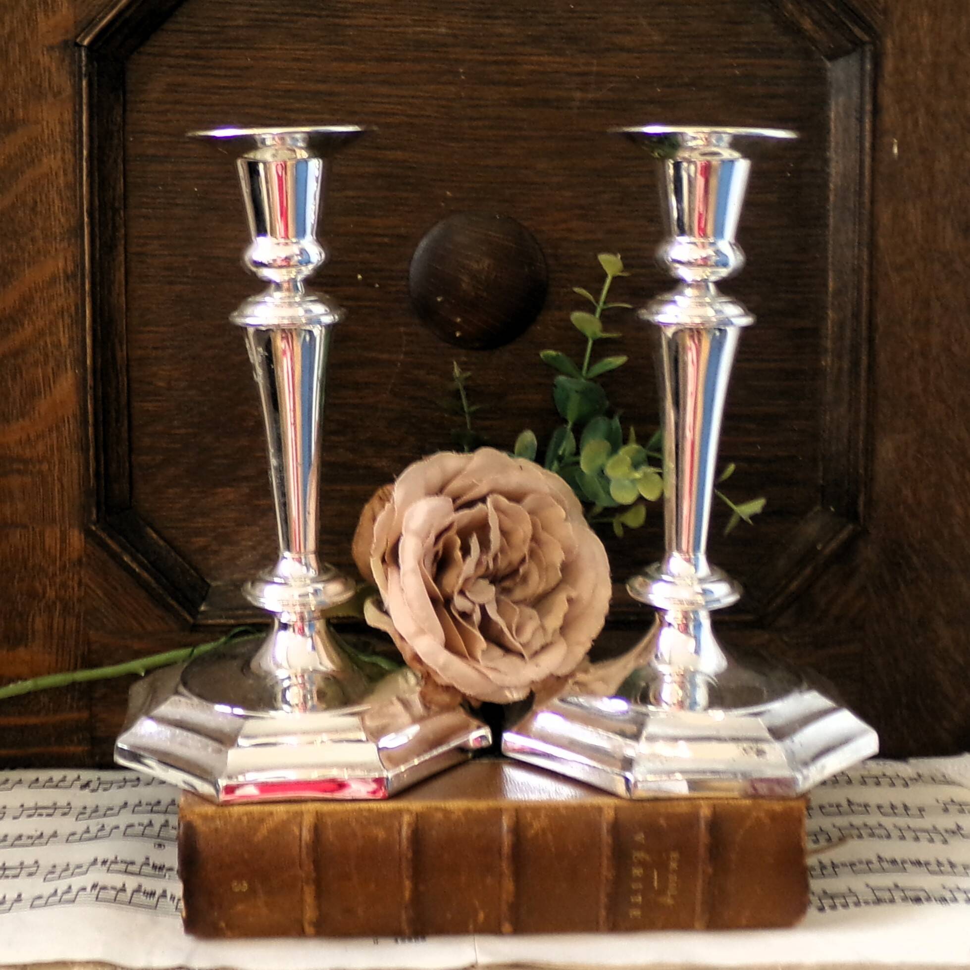 Paire de bougeoirs en métal argenté