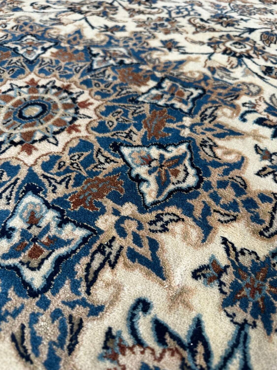 Hand-knotted Dwarf Persian Rug