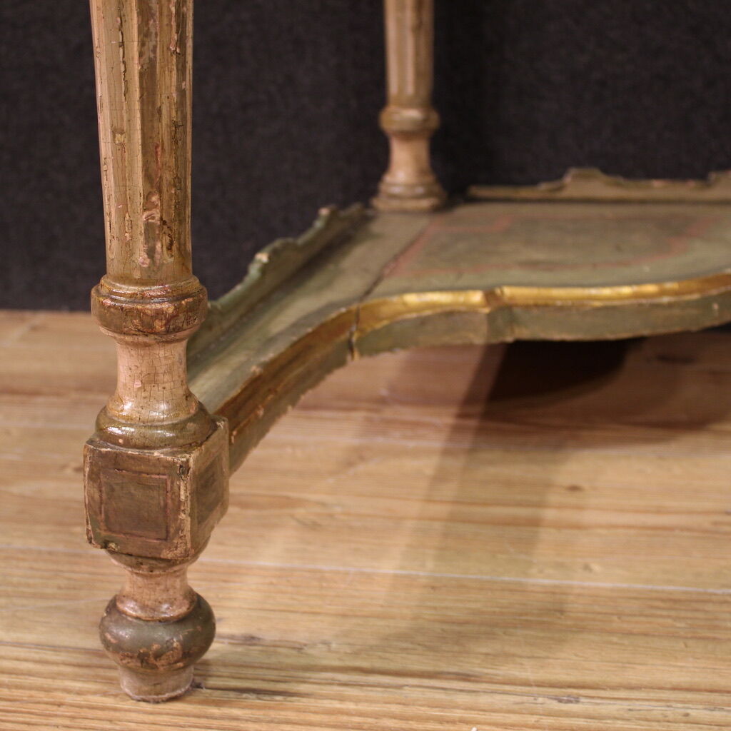 Encoignure italienne laquée du XXe siècle de style Louis XVI