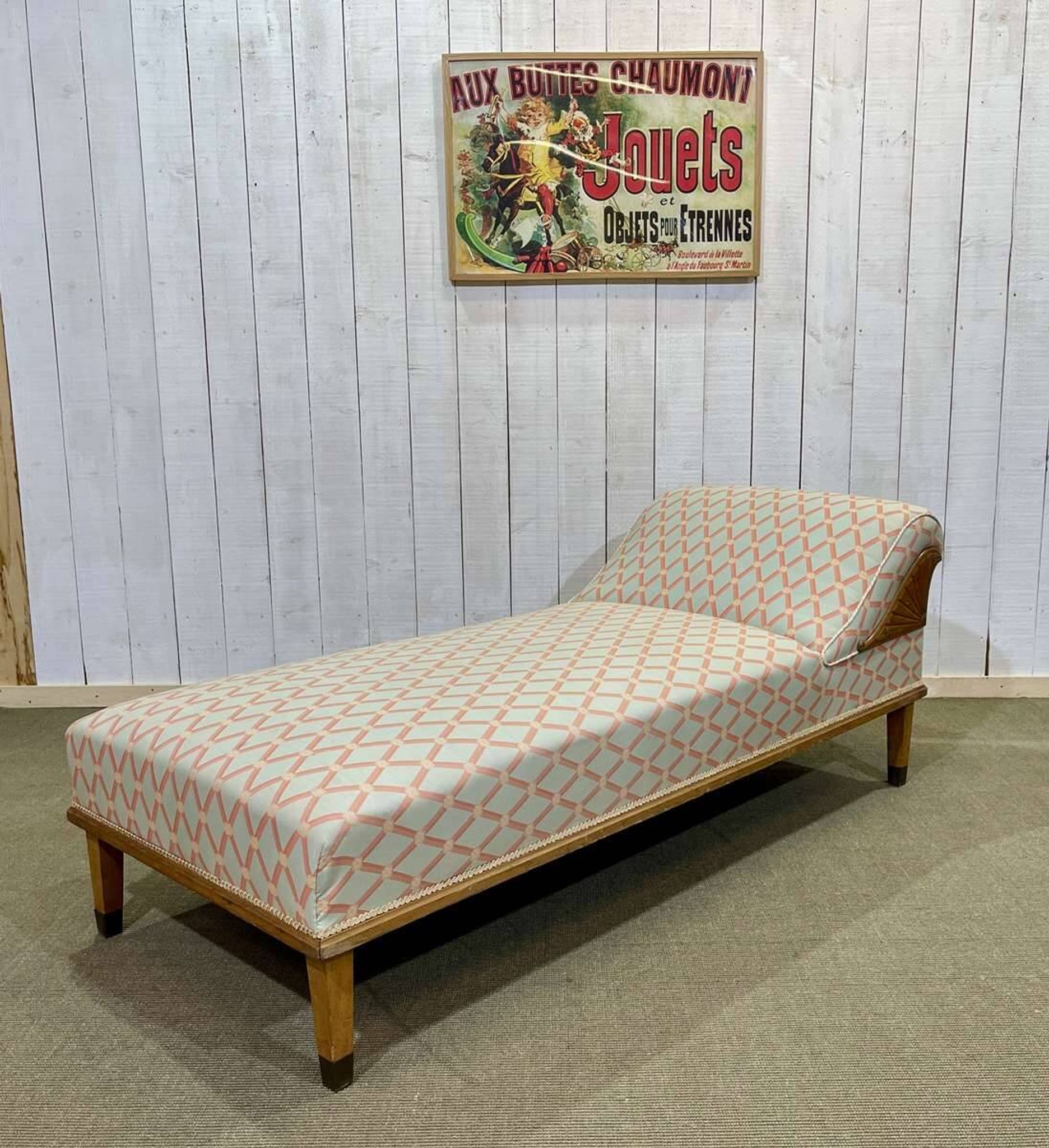 English daybed from the early 20th century in oak, some stains on the fabric