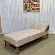 English daybed from the early 20th century in oak, some stains on the fabric