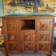Buffet de style brutaliste