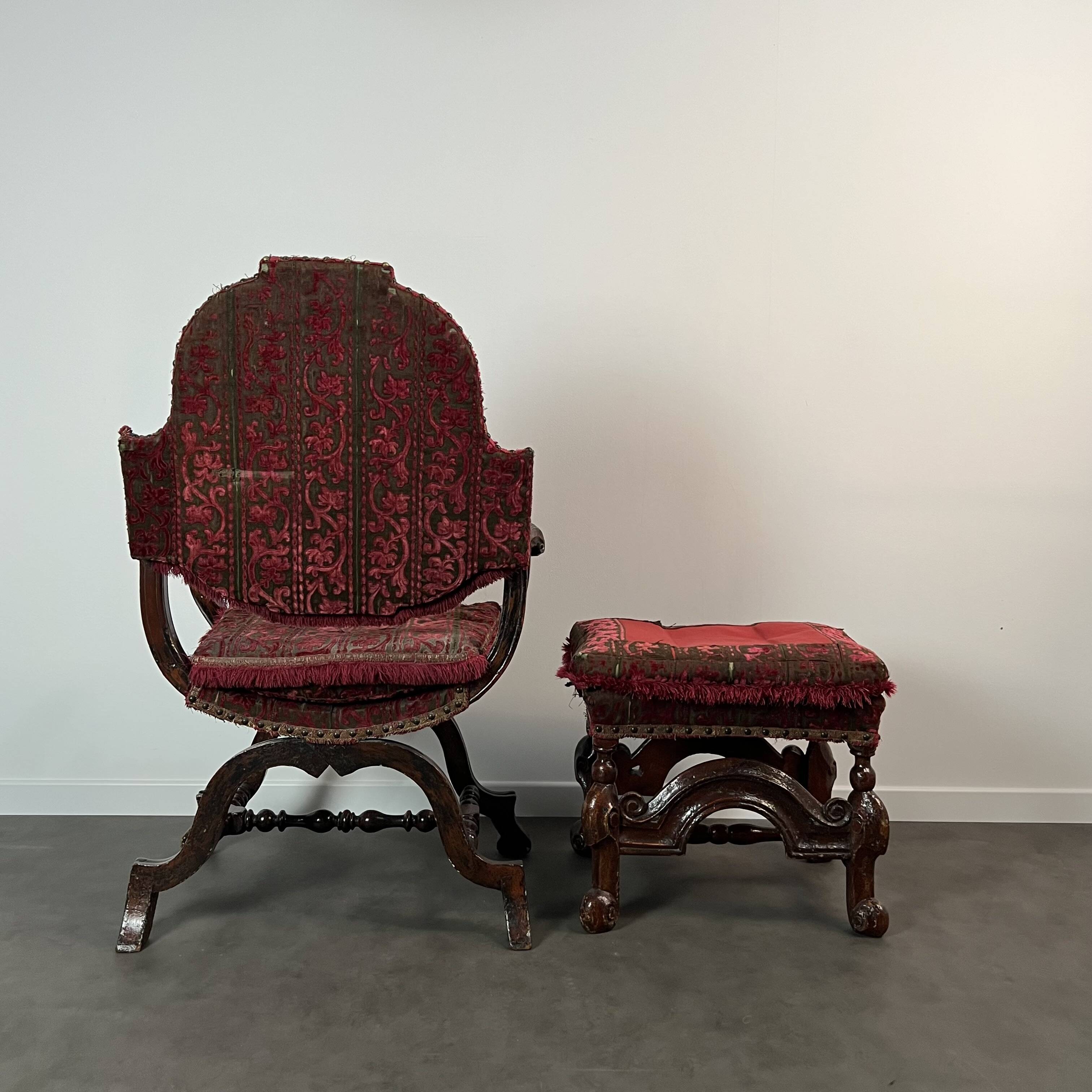 Fauteuil Curule, X-frame chair, William & Mary avec son repose-pied XVIIe