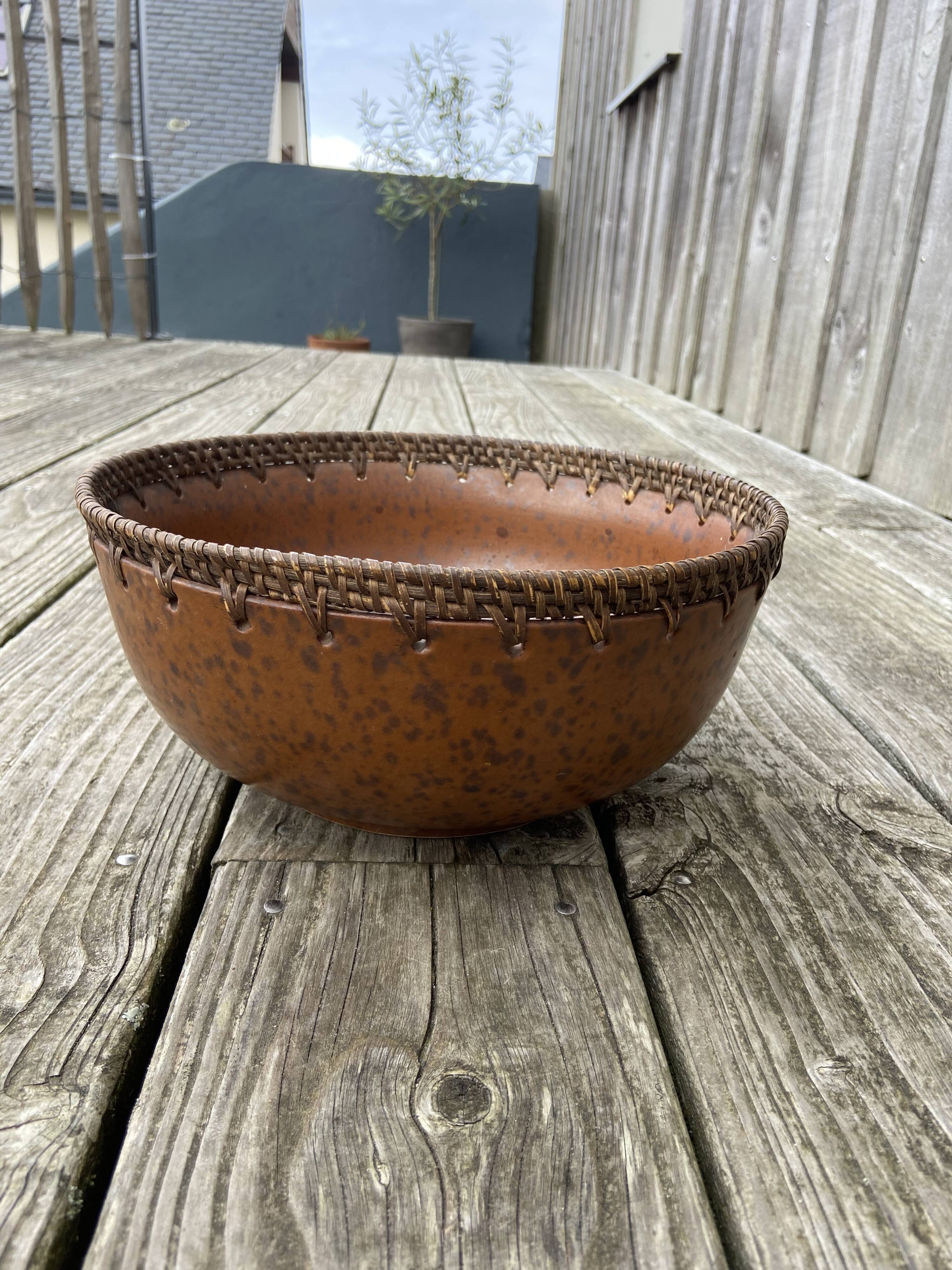 Set of 2 ceramic and wicker salad bowls