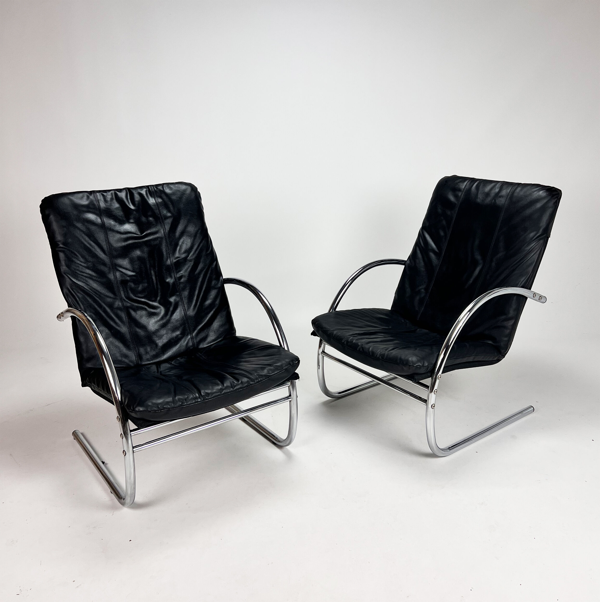 Set of 2 postmodern leather lounge chairs, 1980s