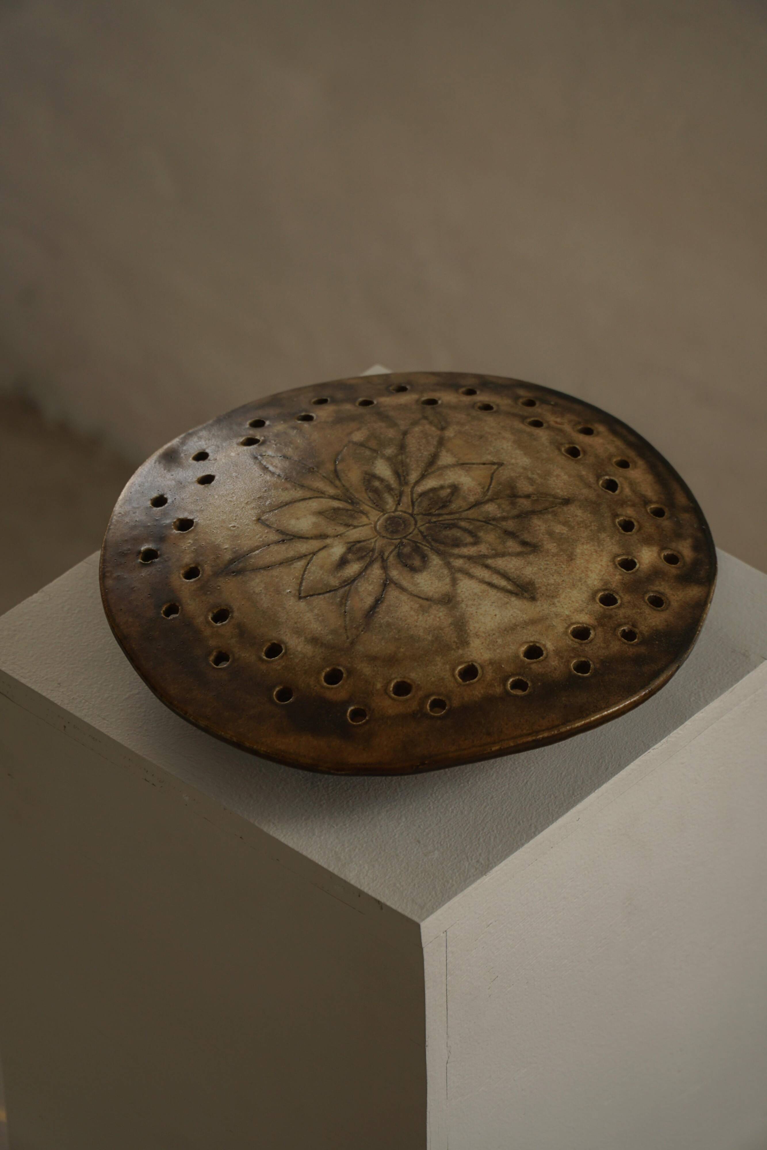 Mid-century sculptural wall light in organic Danish ceramic, 1970.
