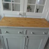 Buffet ancien sublimé en vert de gri, plateau bois