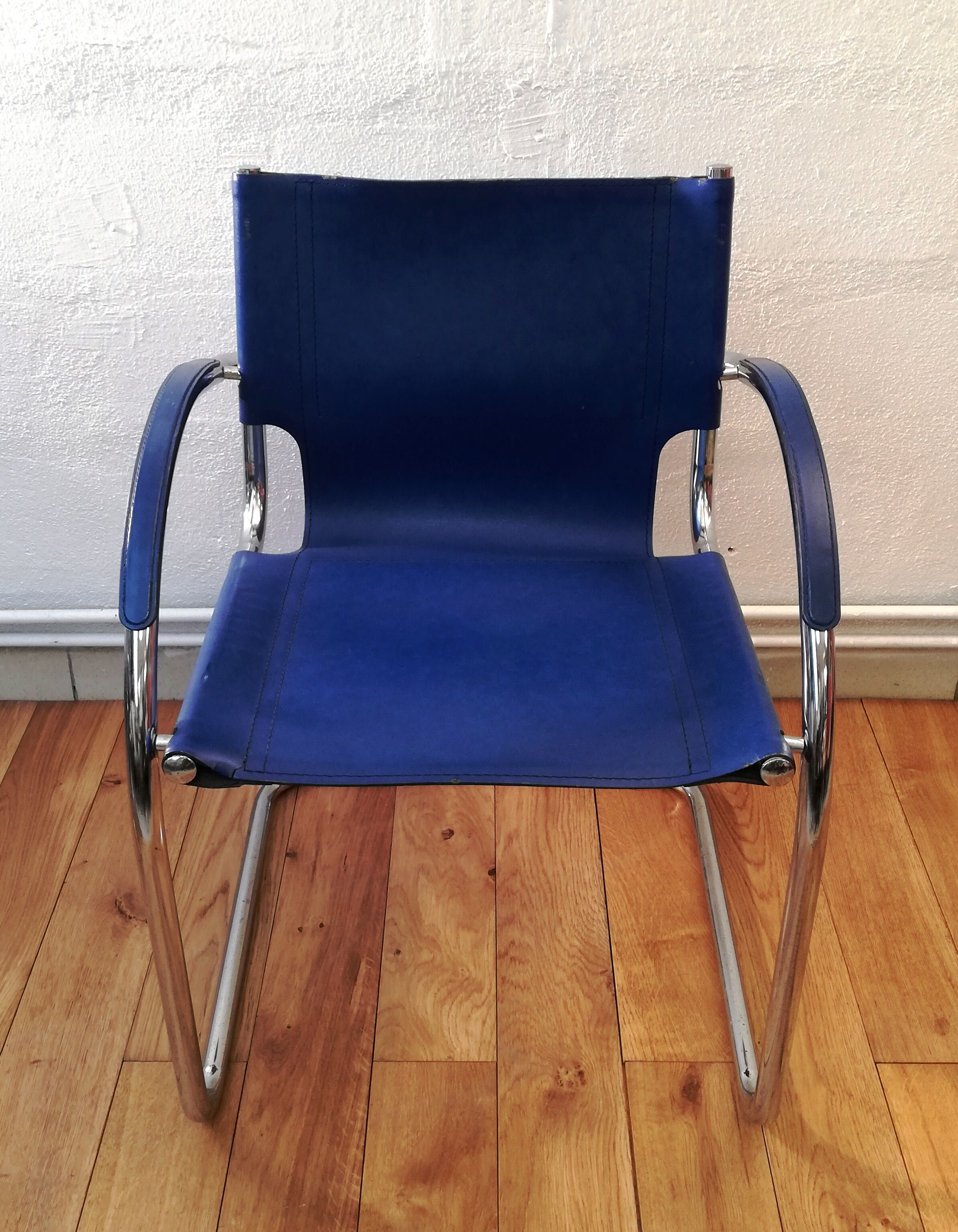 Chaise vintage cuir bleu roi