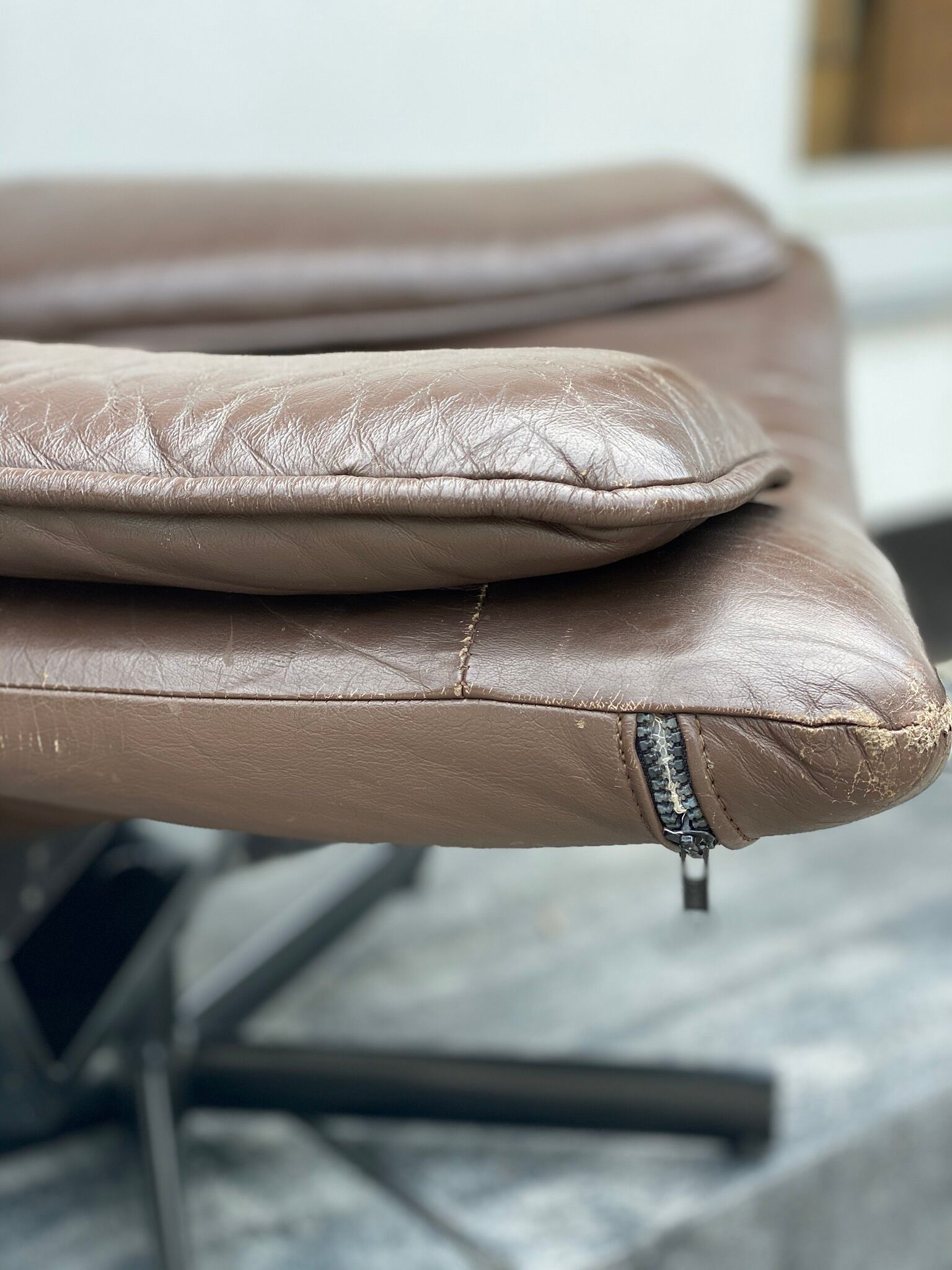 Fauteuil pivotant en cuir brun des années 1970