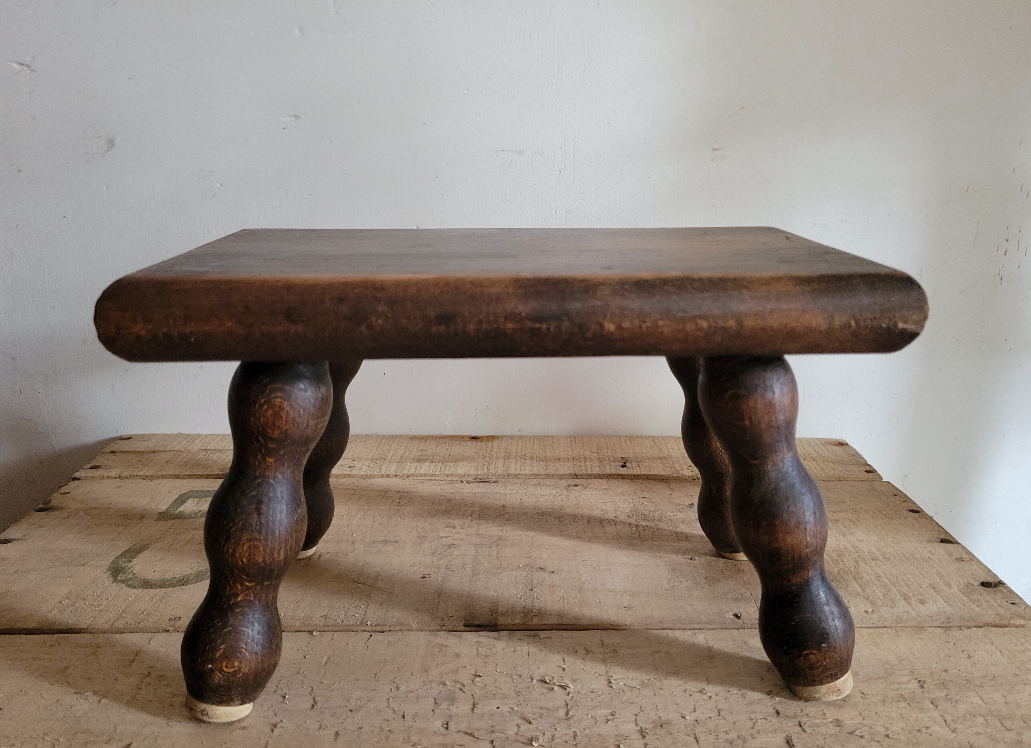 Tabouret avec pieds en bois tourné