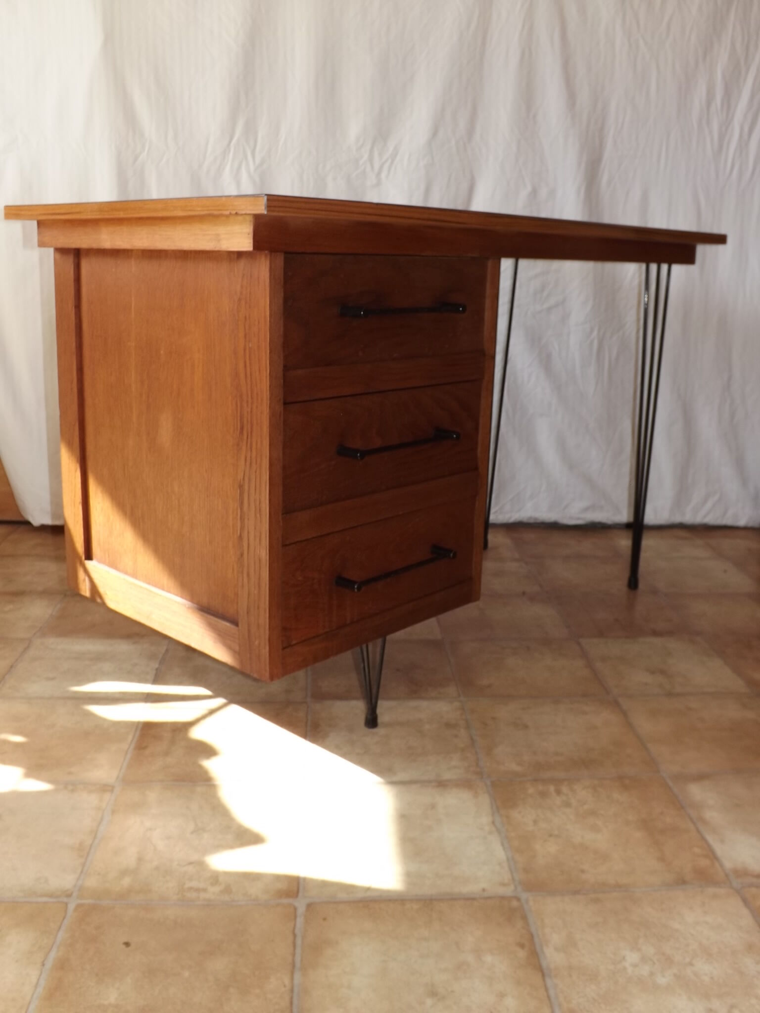 Bureau vintage en chêne sur pieds épingle 1950