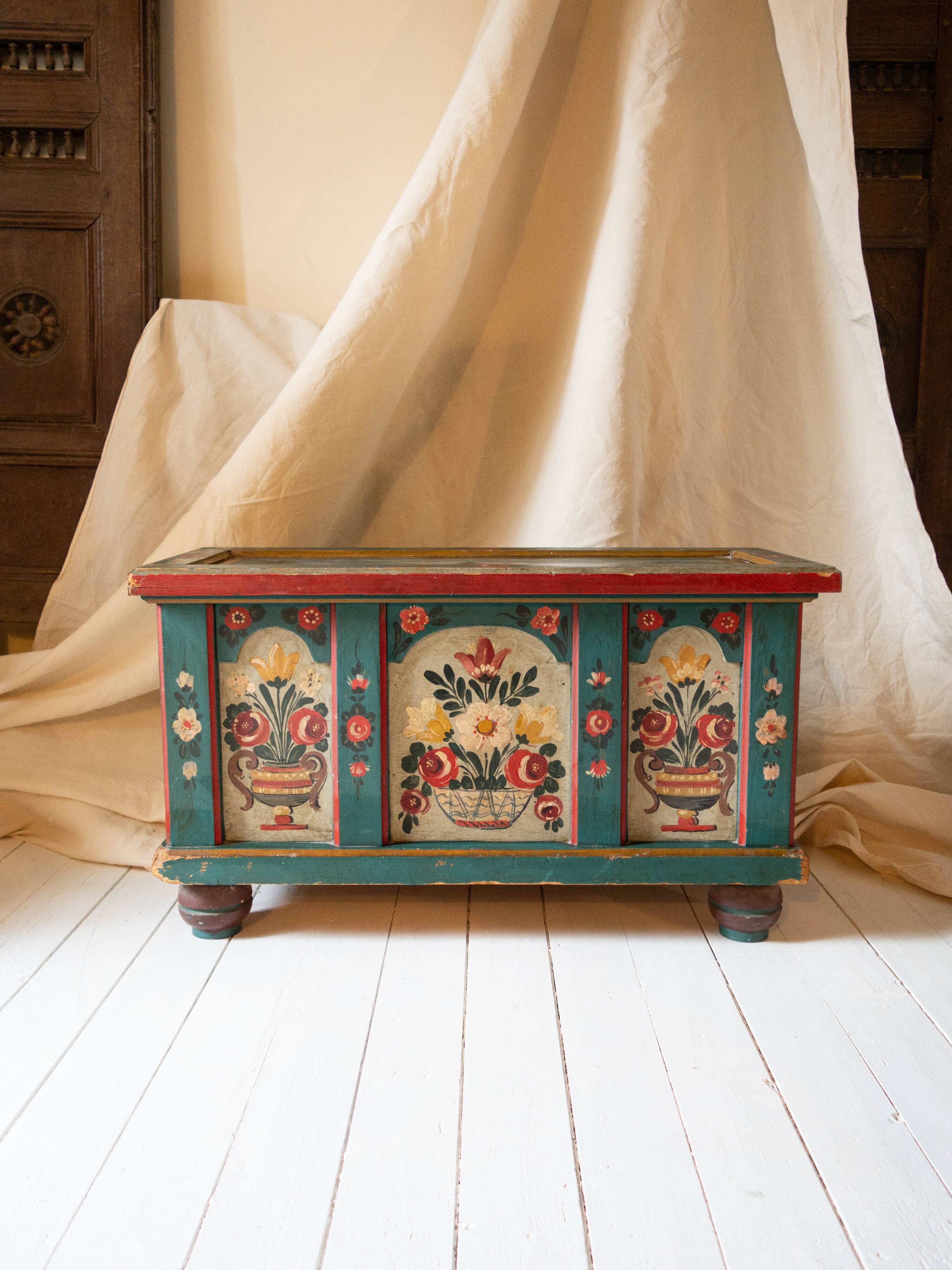 Banc-coffre vintage en bois peint, art populaire