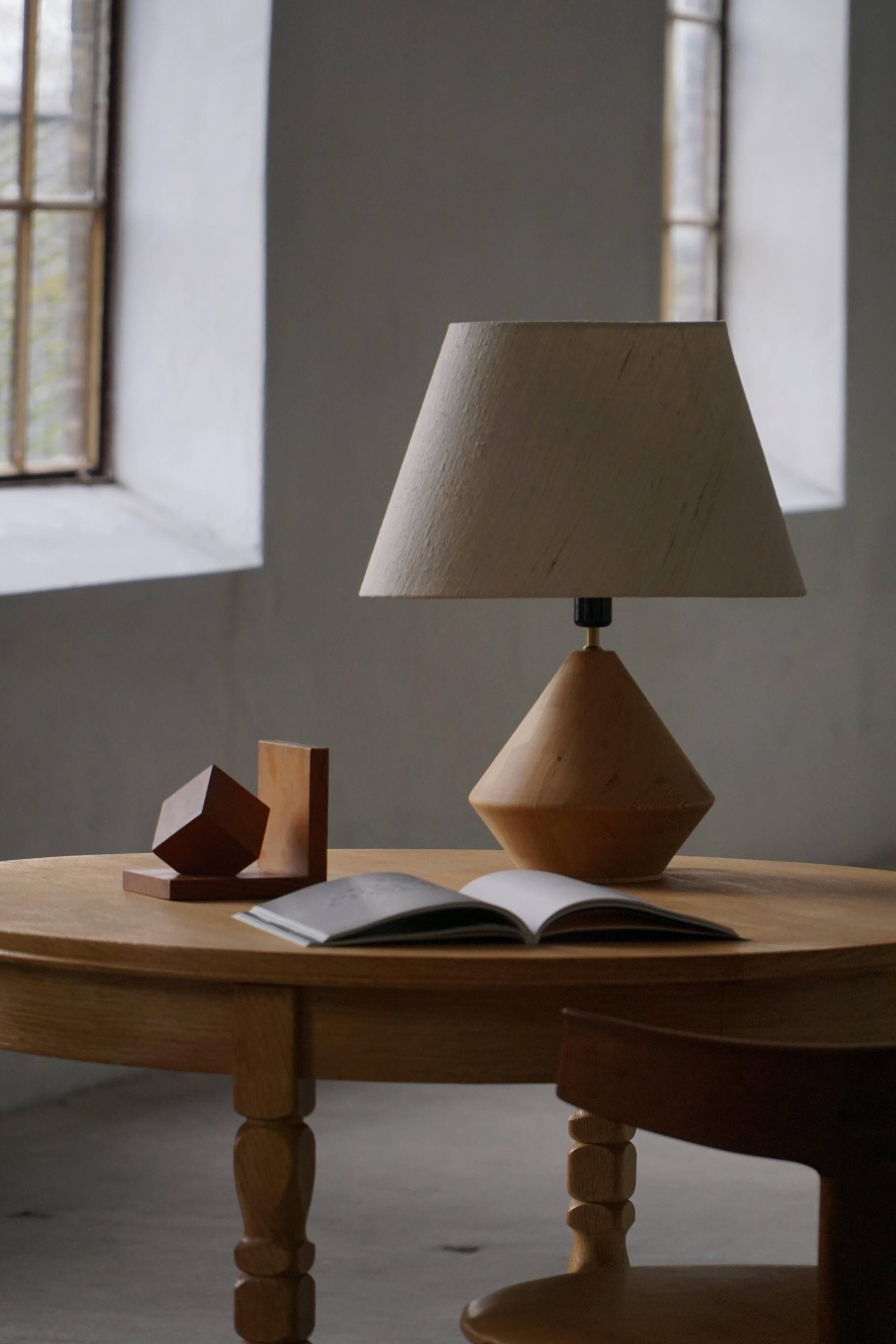 Sculptural Danish modern table lamp in wood by Kirk, 1980s.