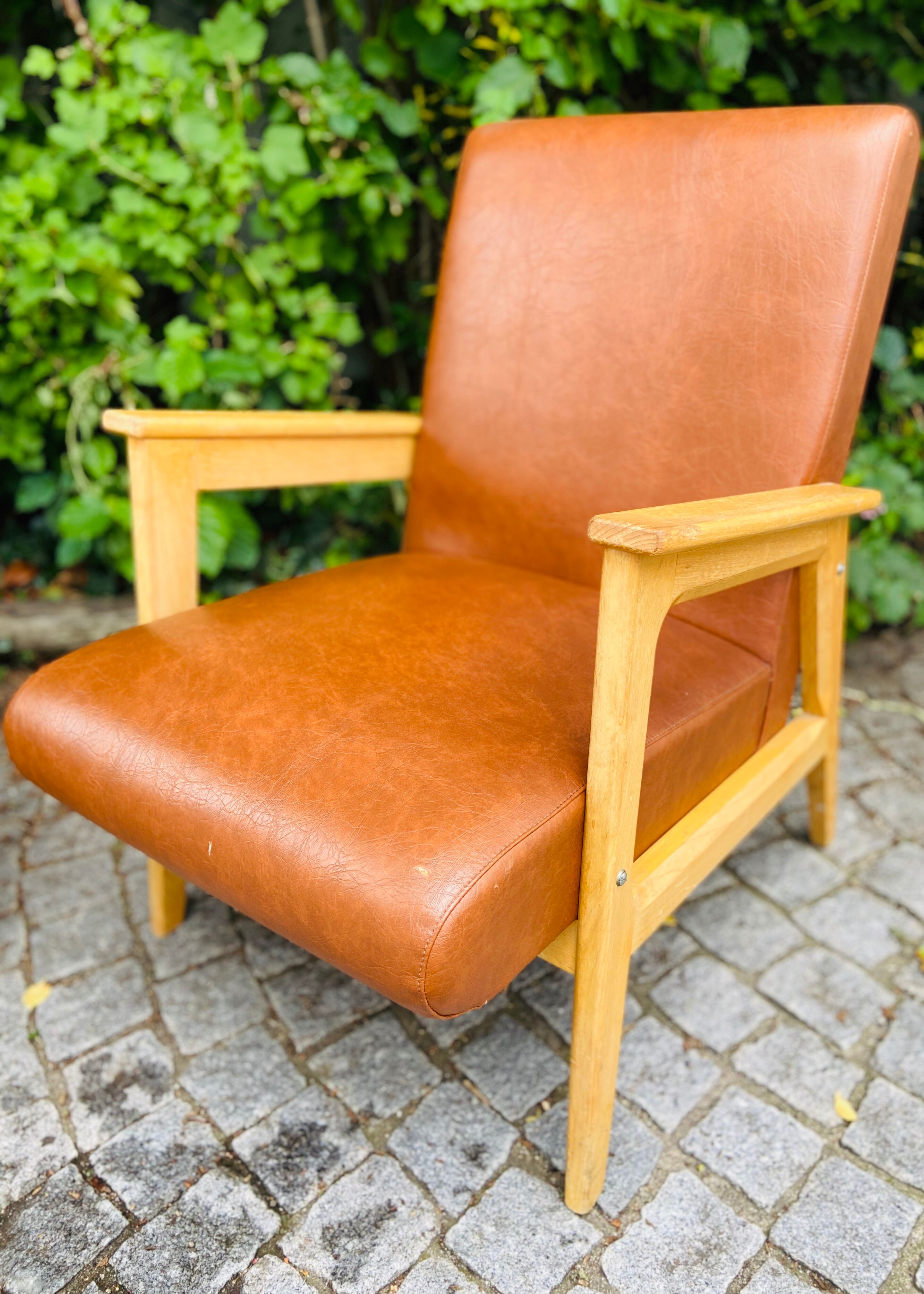 Paire de fauteuils des années 50 en skaï marron