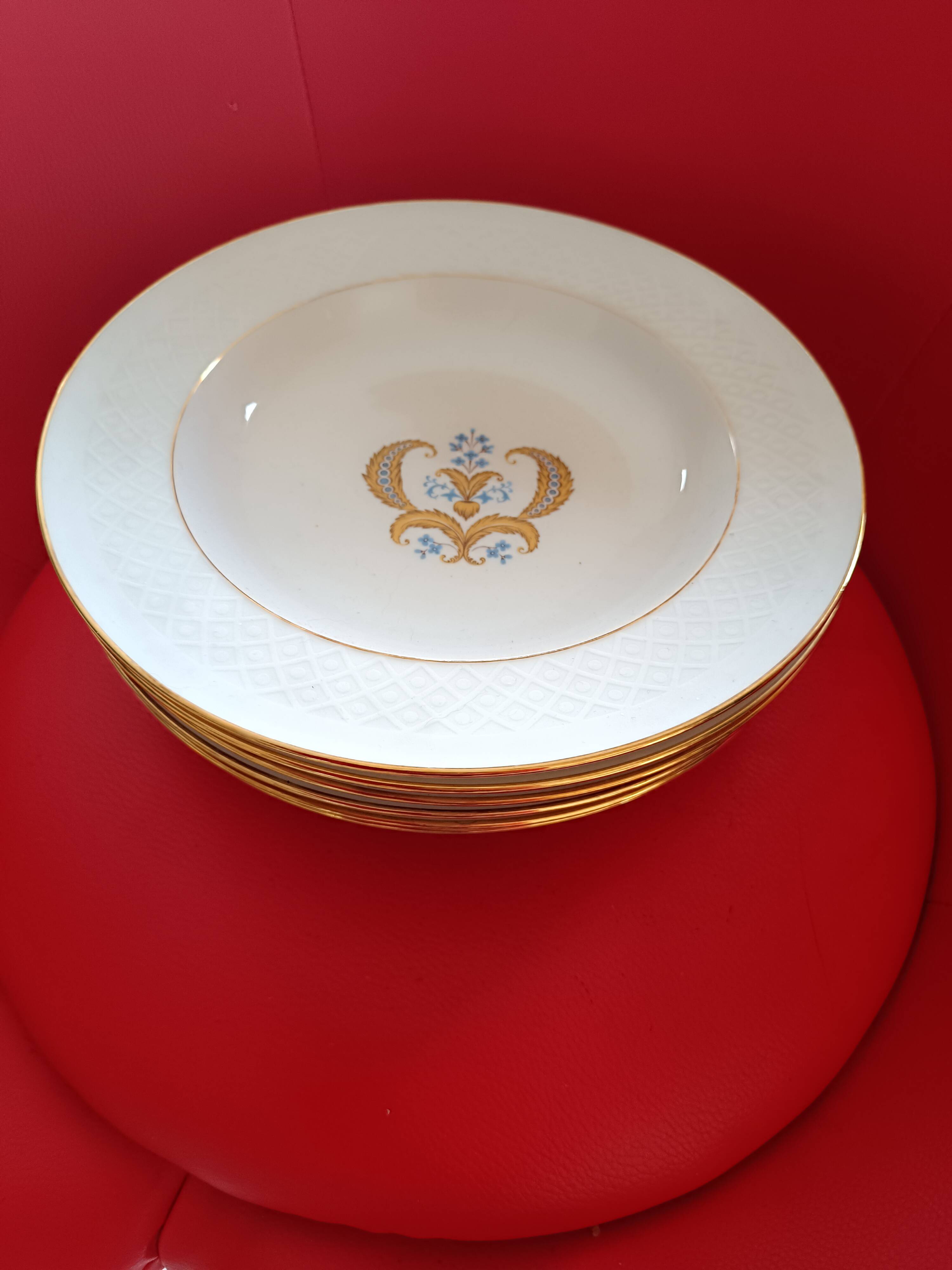 6 Bavaria soup plates. Annabel model. White, gold edging. Central motif.