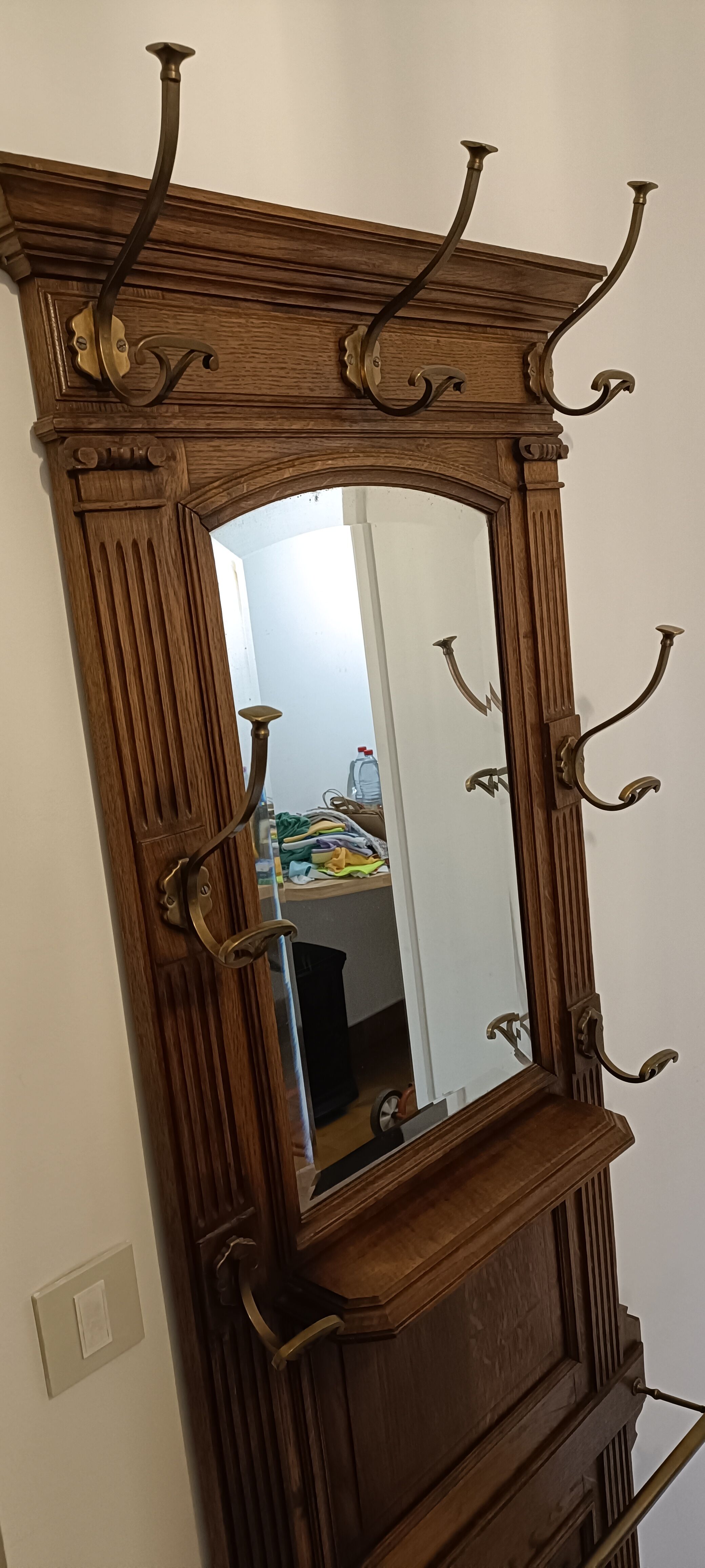 Pedestal wall cloakroom 1900