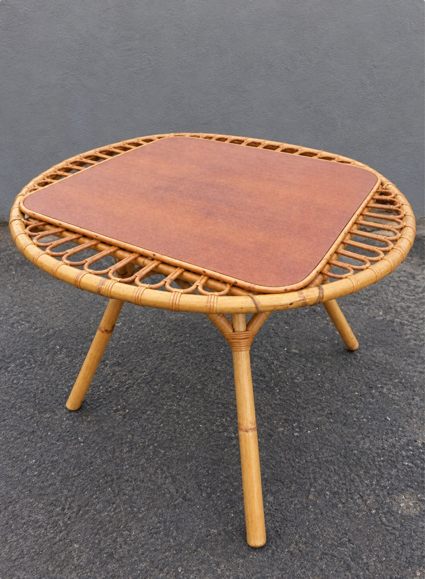 "Trampoline" round coffee table in 1960s rattan