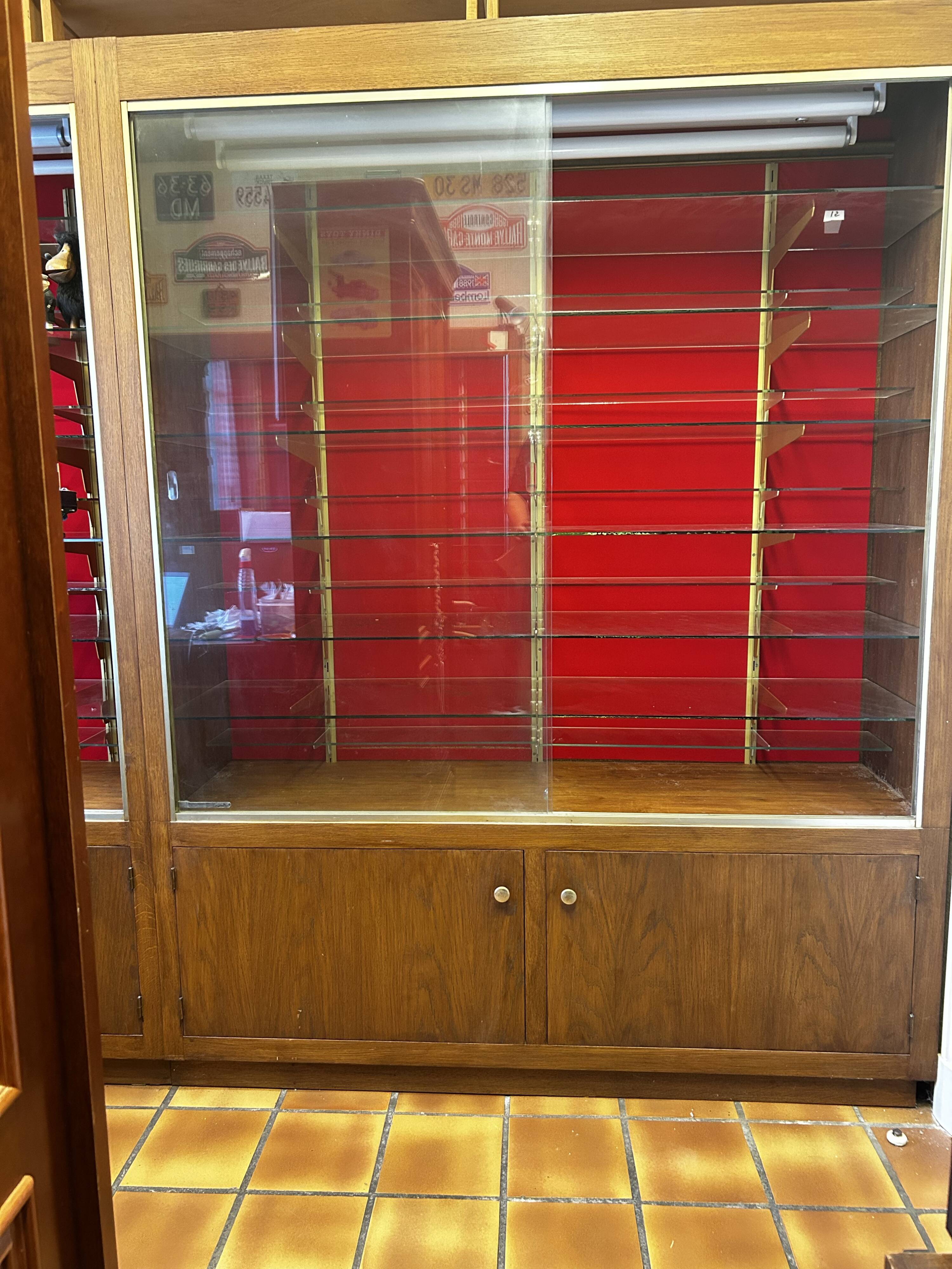 Paire de vitrines vintage en bois et verre