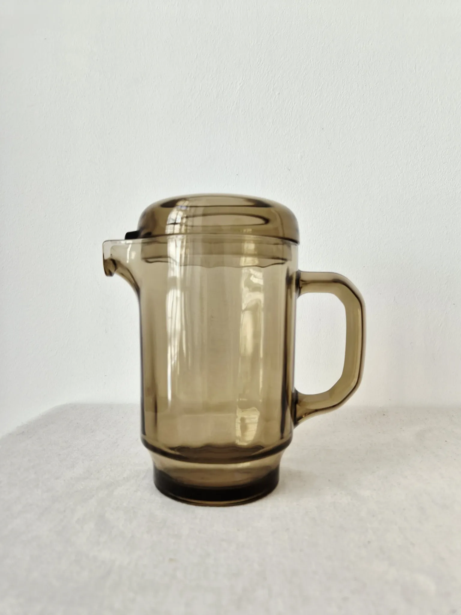 Vintage carafe with smoked glass lid '70s/'80s - Arcoroc France