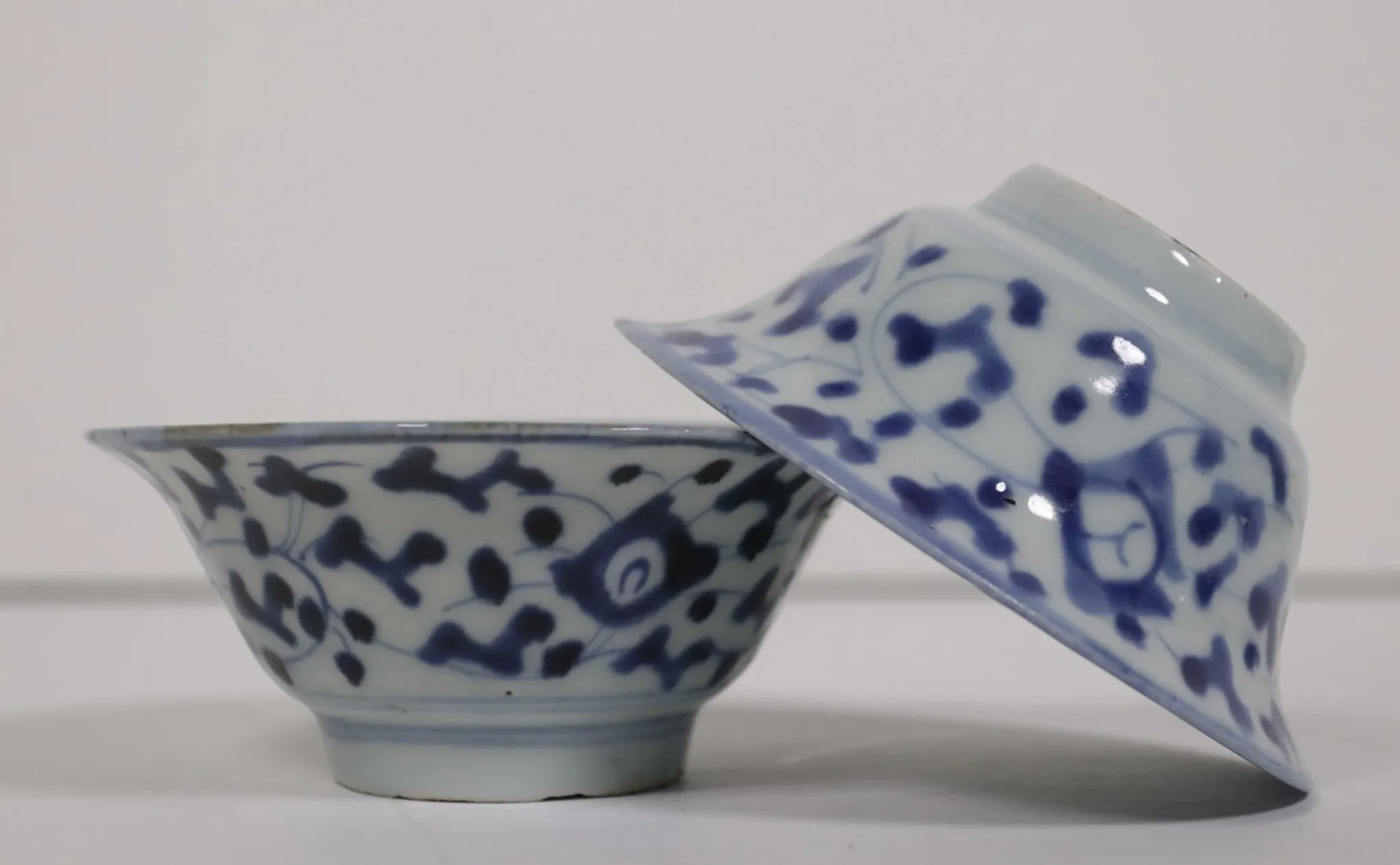 Set of 4 Chinese blue and white bowls with lotus scrolls – 19th century