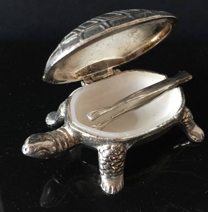 Small turtle mini-lollipops (or other) with pliers