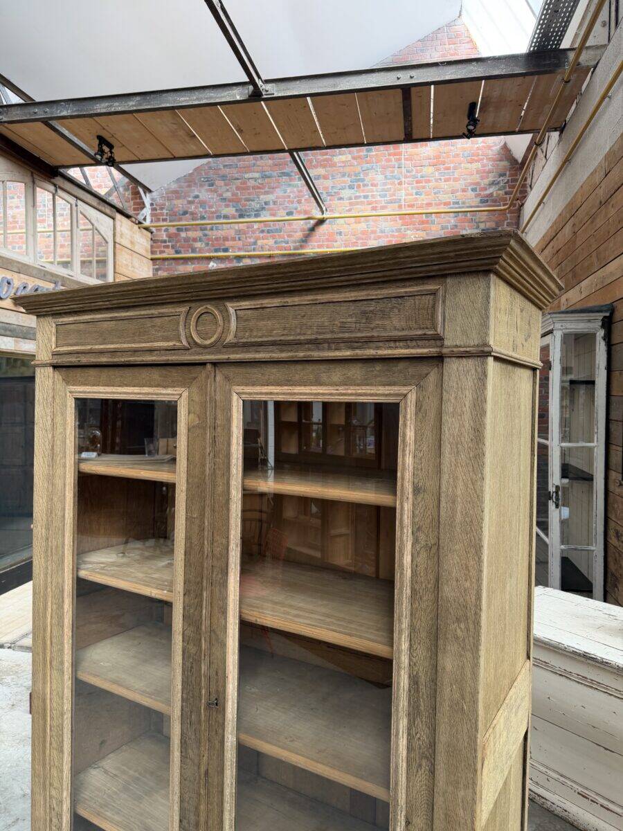 Showcase in oak from the late 19th century.