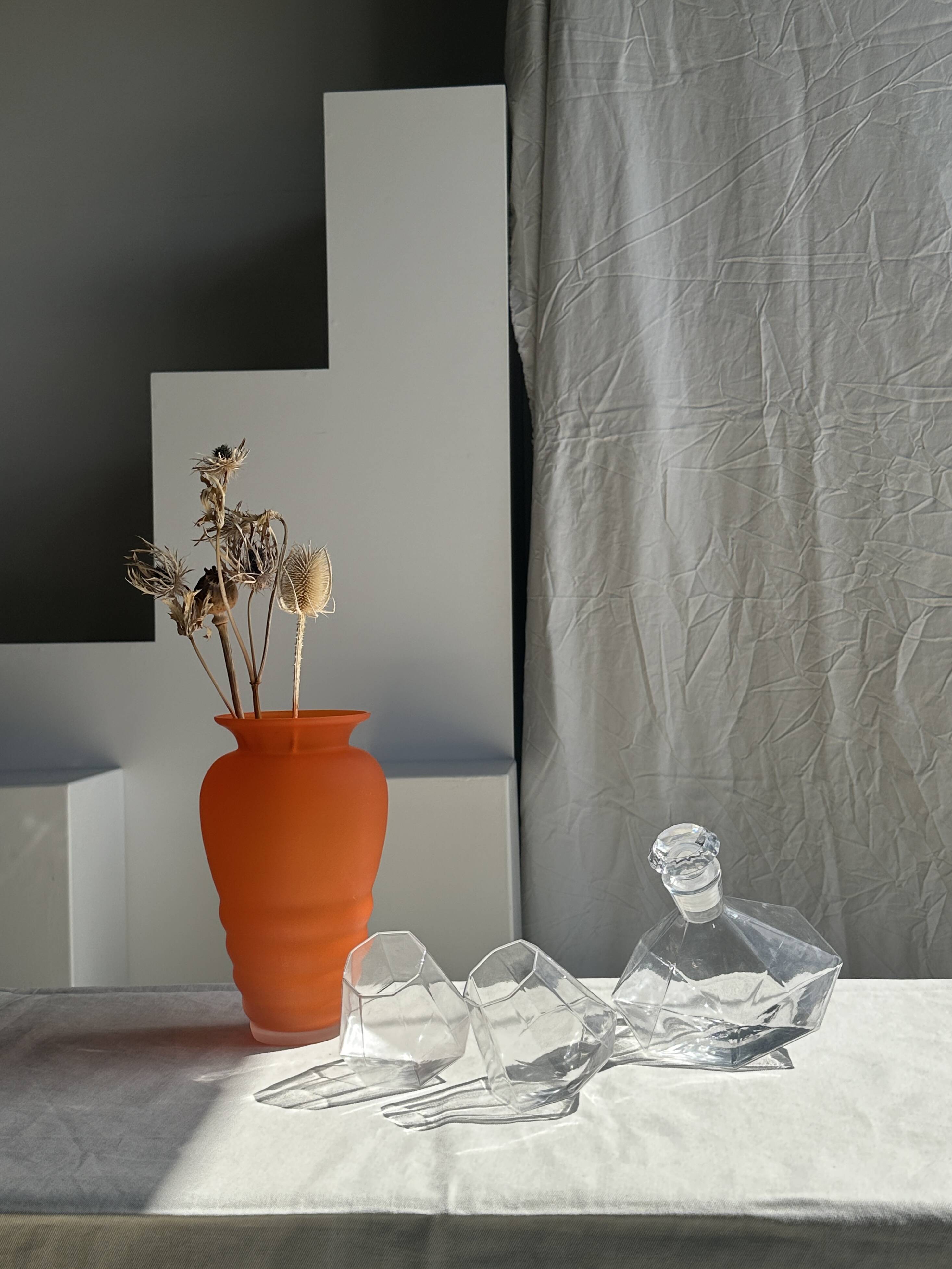 Small geometric carafe with diamond-shaped stopper and its 4 glasses