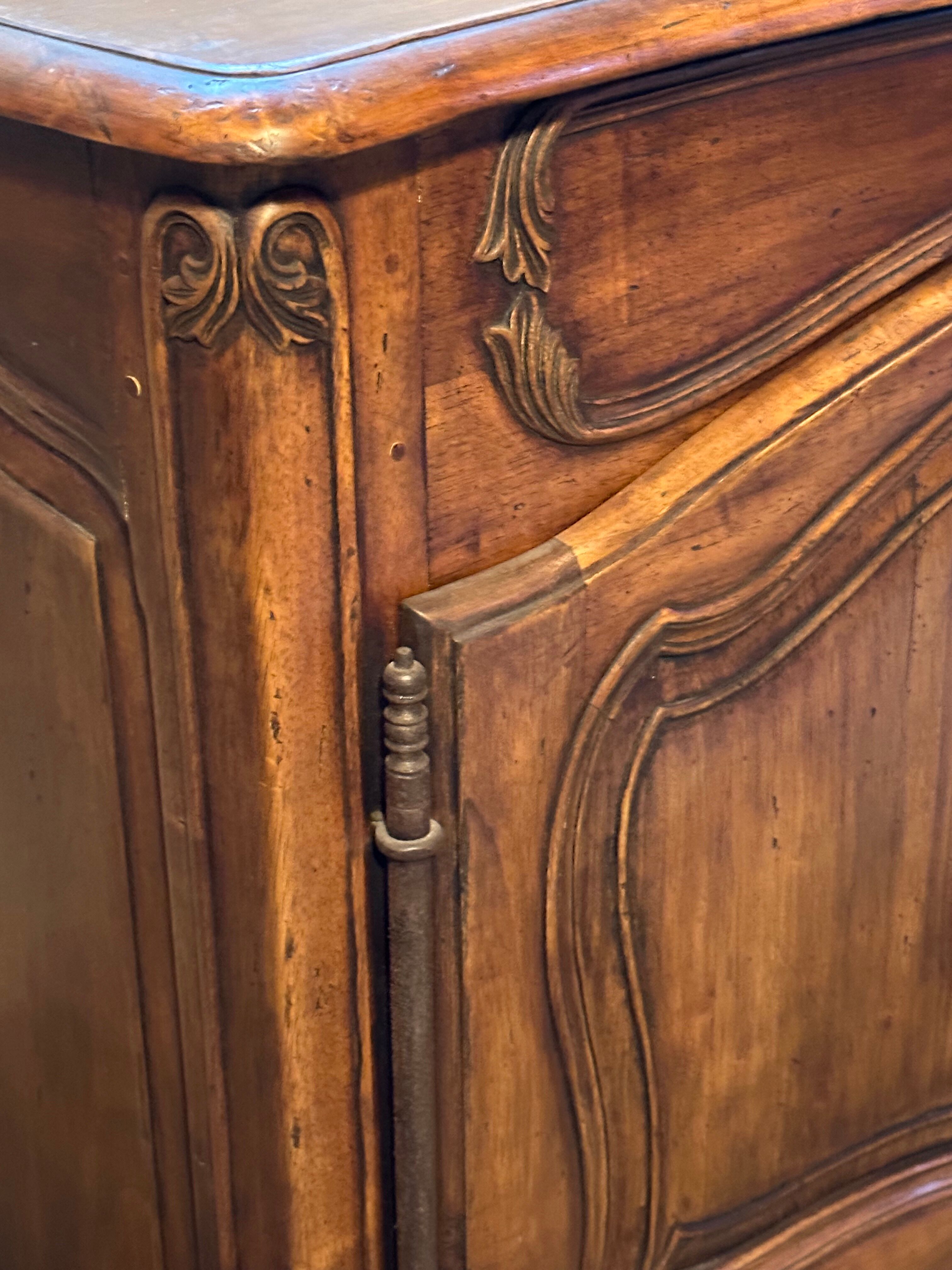 Carved Provencal buffet in Louis XV style with 2 doors