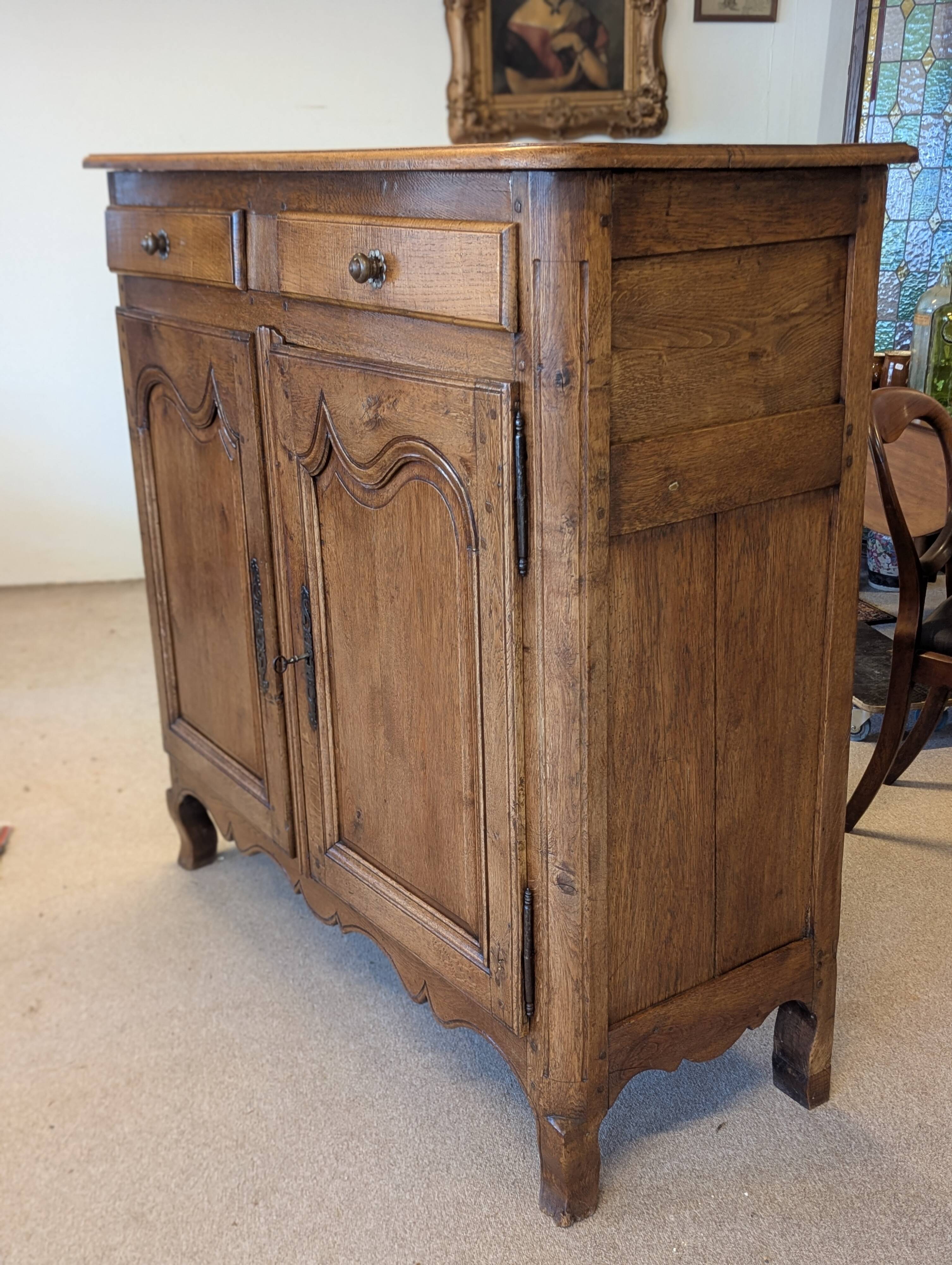 Old country buffet in solid oak – 18th / early 19th century