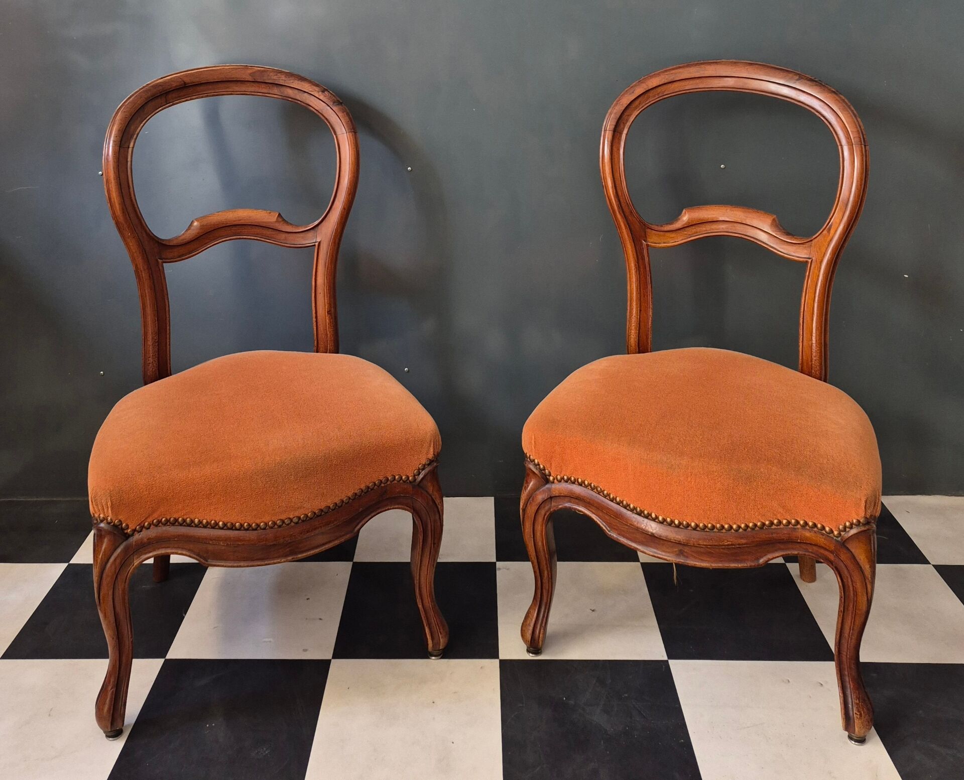 Paire de chaises basses chauffeuses style Louis Philippe