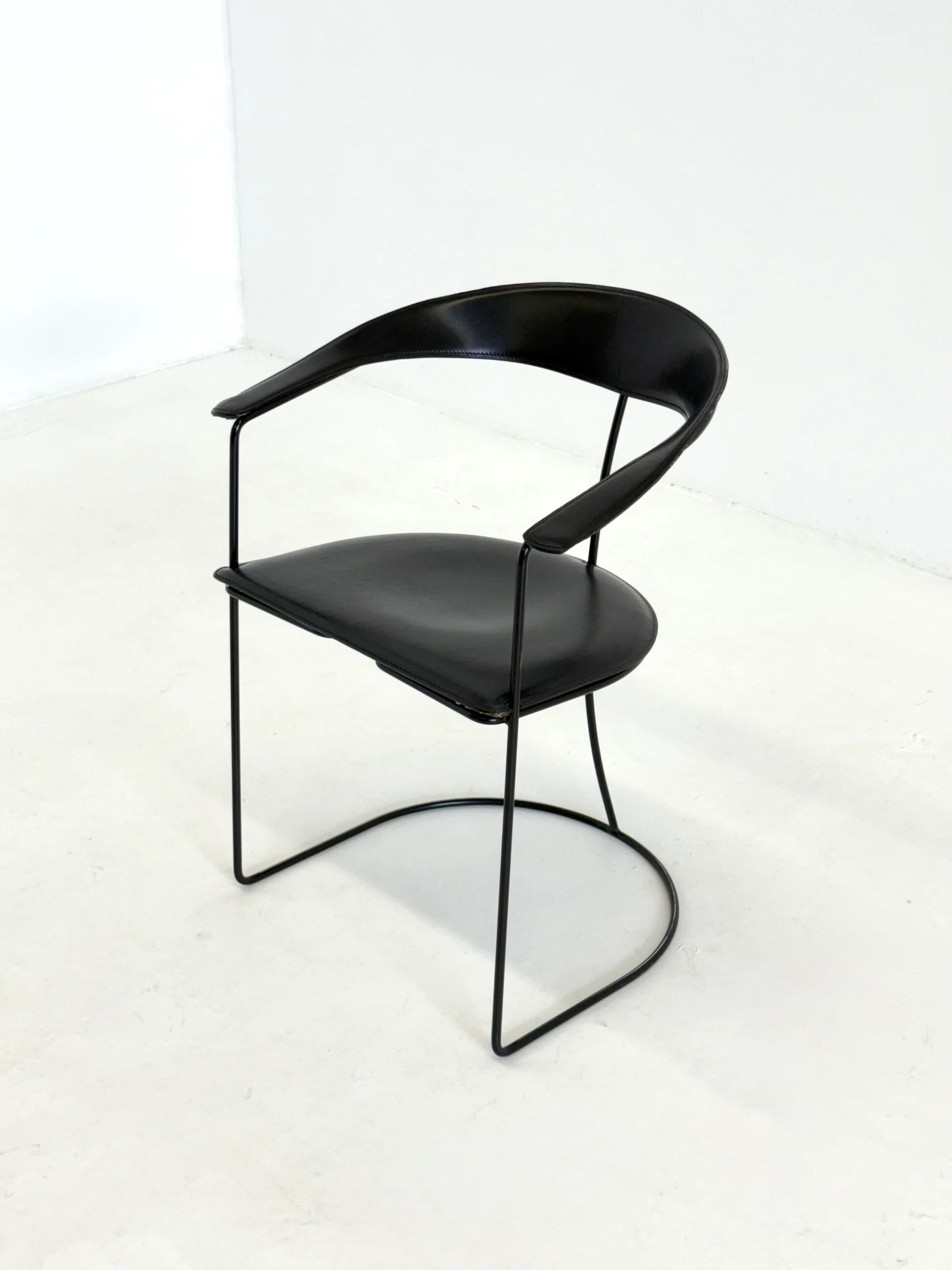 Ensemble de 8 chaises de salle à manger vintage Arrben Ursala en cuir noir.