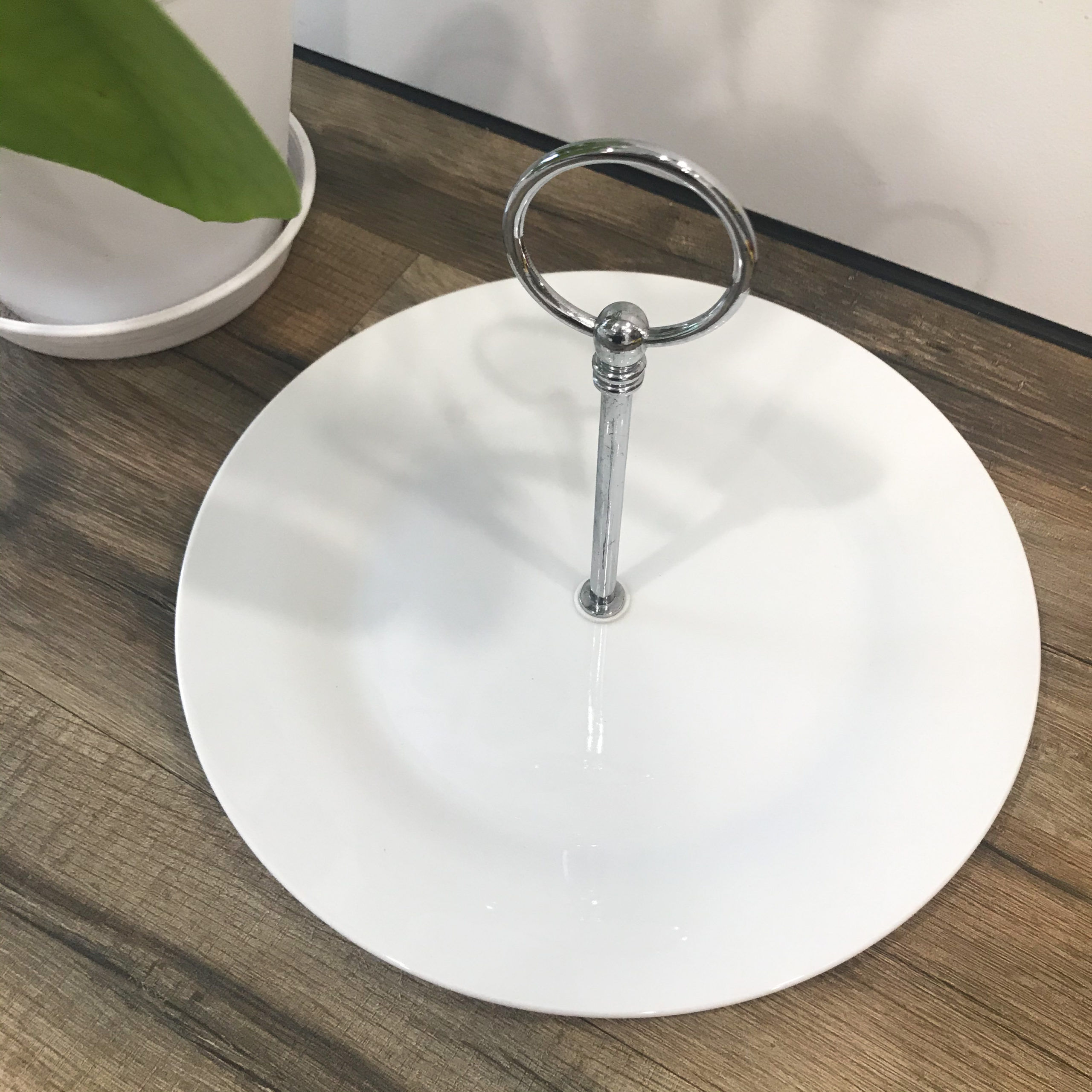 Assiette présentoir en porcelaine blanche