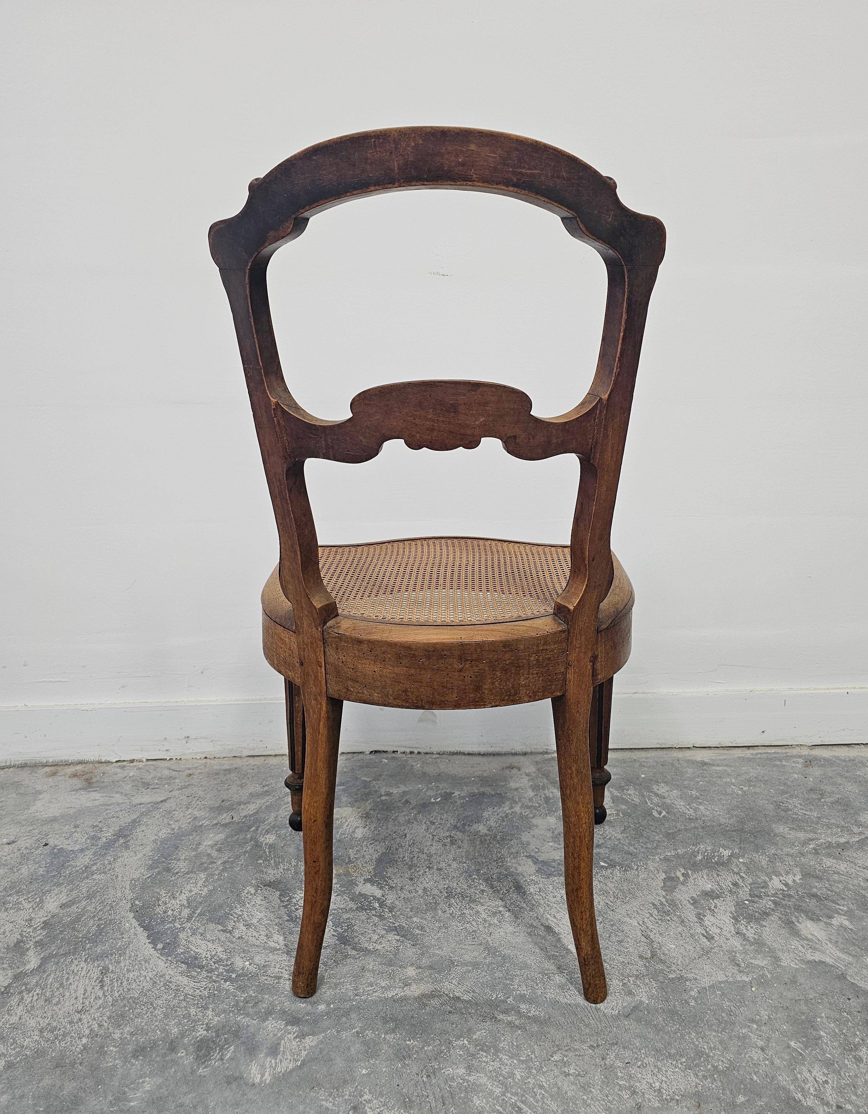 Set of 6 antique dining chairs in solid walnut, cane seats, 19th century.