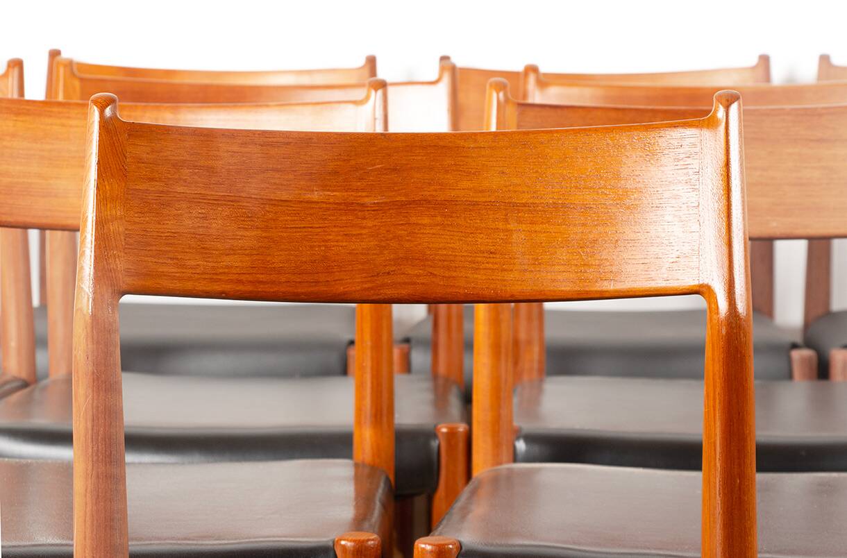 Set of 12 Danish chairs in teak and new skai, model 418, Arne Vodder.