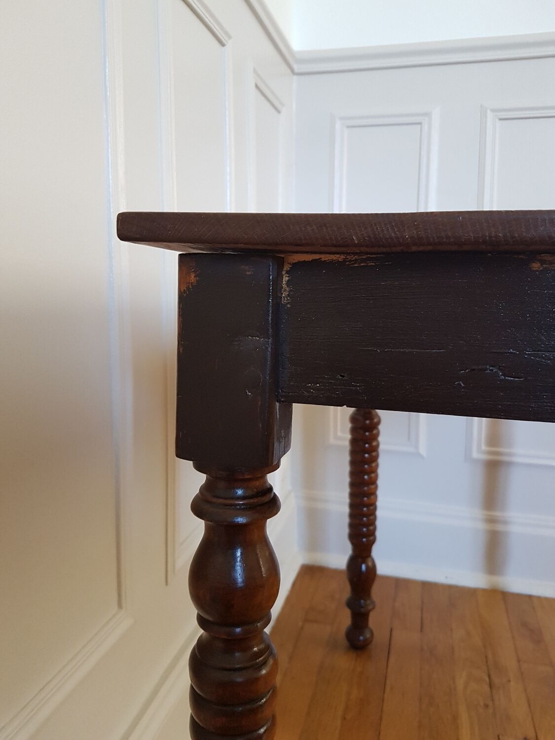 Table with turned legs