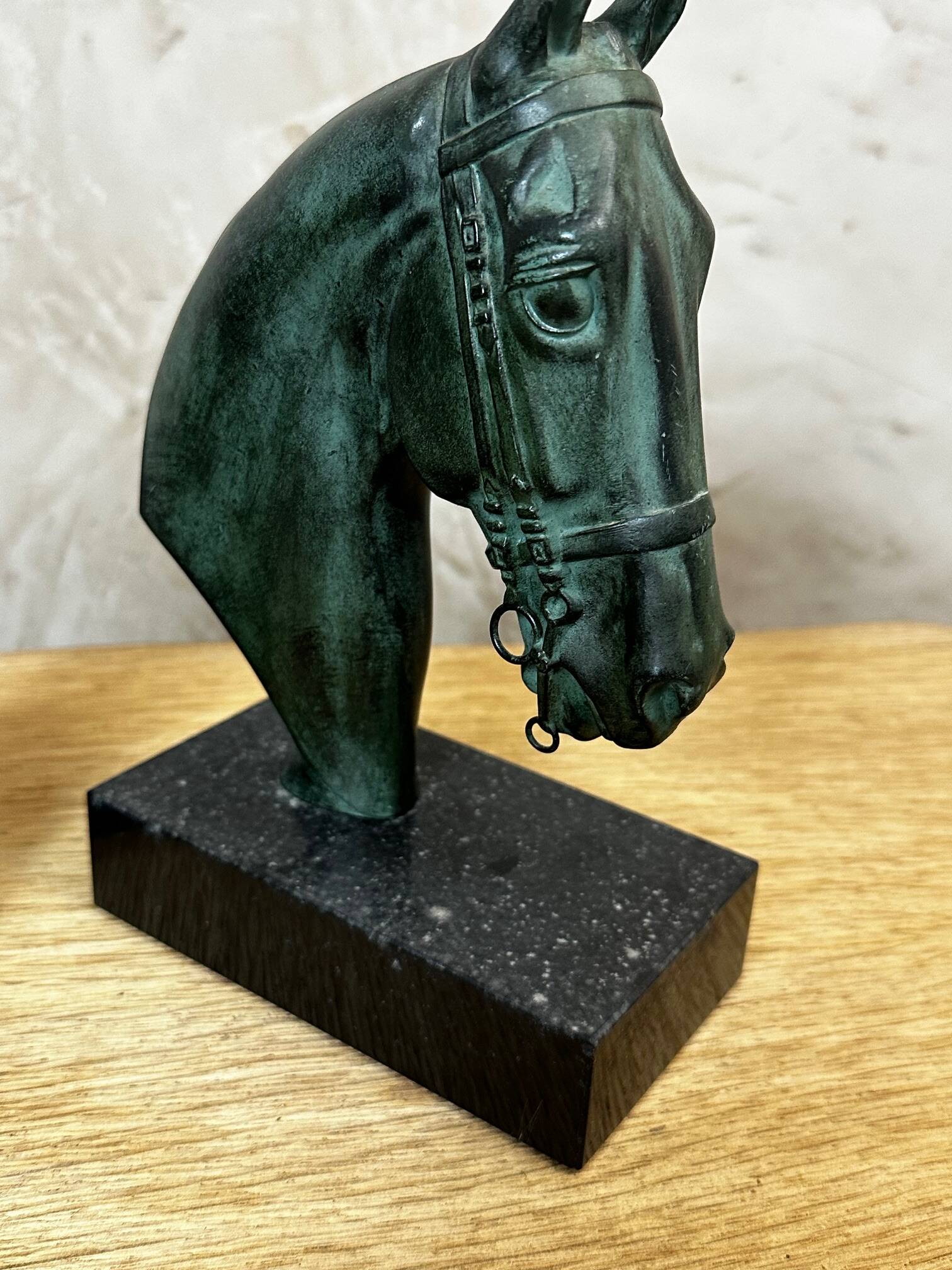 Serres livres chevaux en régule
