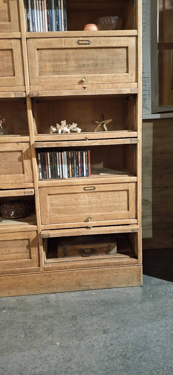 Trade cabinet with flaps